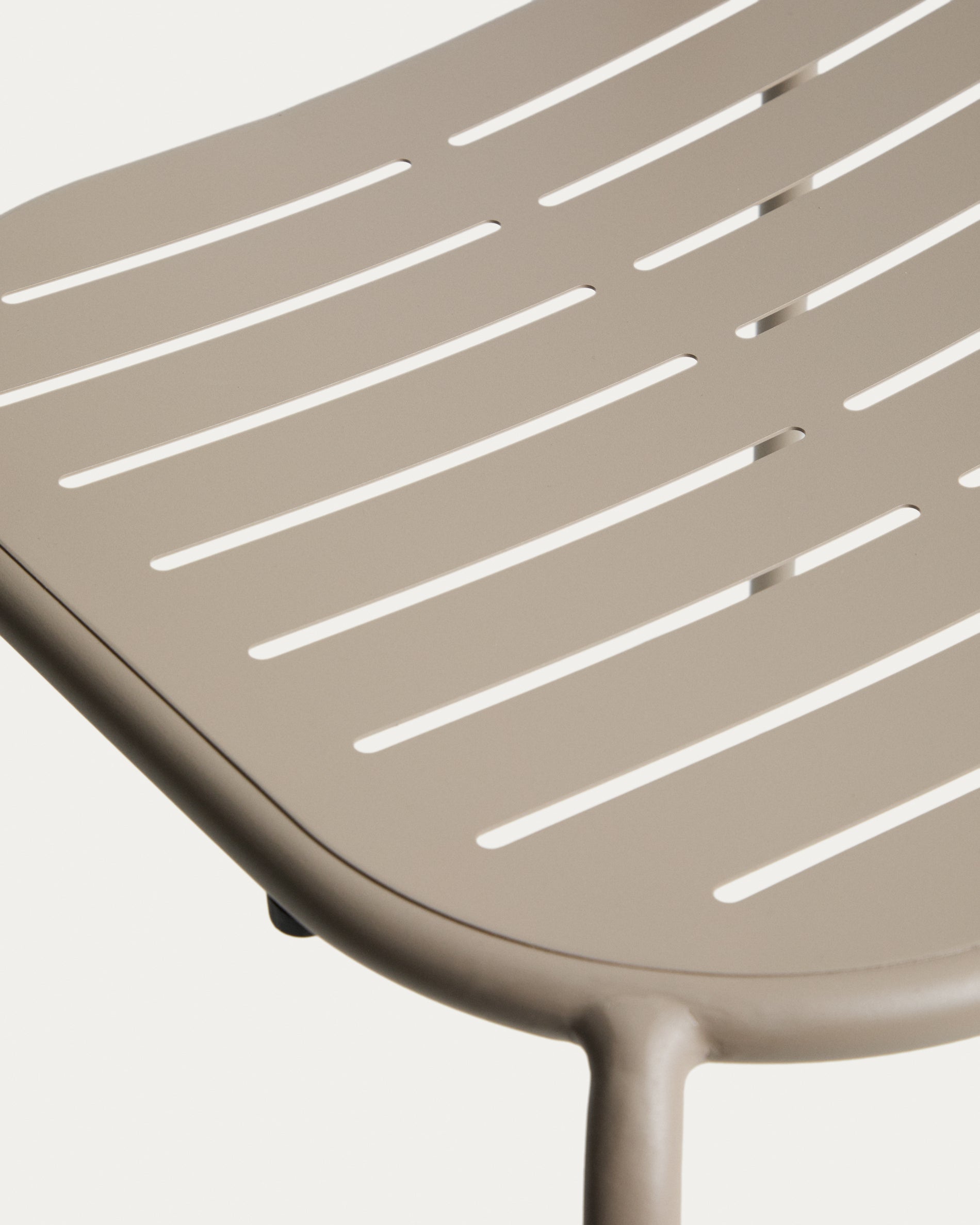 Stapelbarer Outdoor-Stuhl Brai aus taupefarben verzinktem Stahl in Taupe präsentiert im Onlineshop von KAQTU Design AG. Gartenstuhl ist von Kave Home