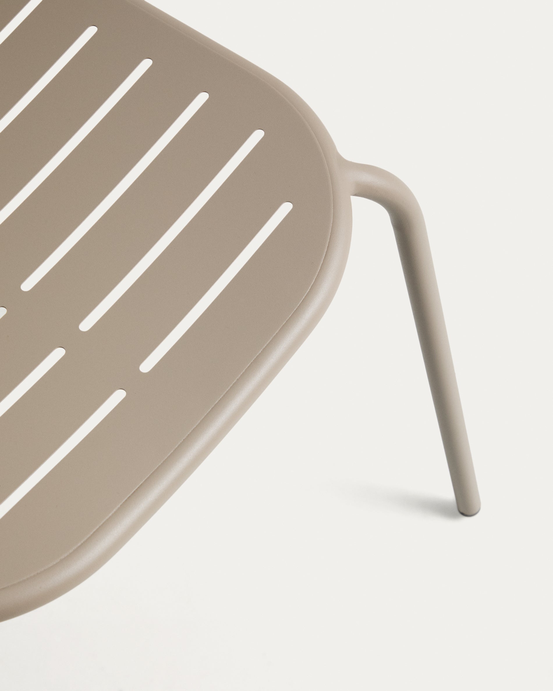 Stapelbarer Outdoor-Stuhl Brai aus taupefarben verzinktem Stahl in Taupe präsentiert im Onlineshop von KAQTU Design AG. Gartenstuhl ist von Kave Home