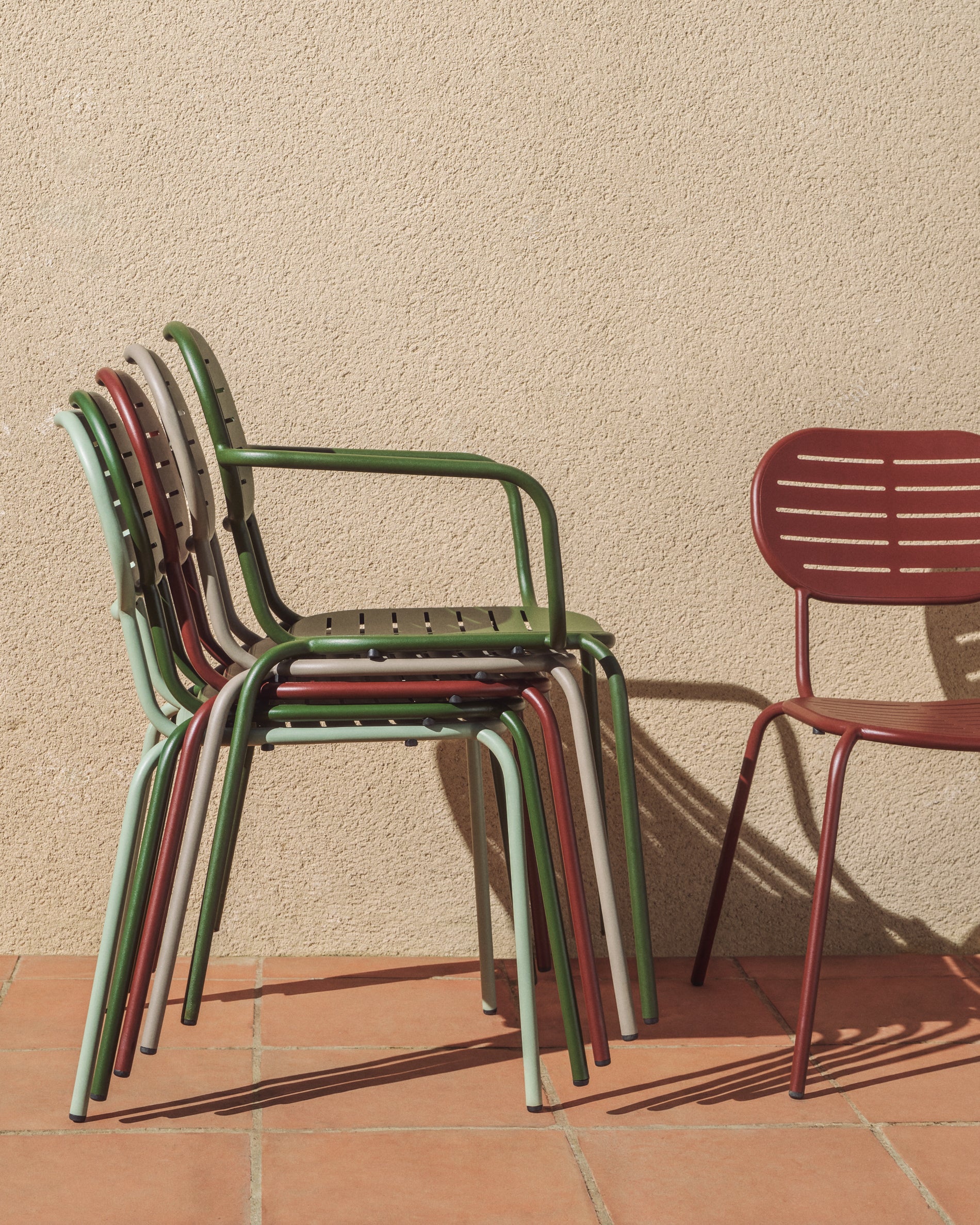 Stapelbarer Outdoor-Stuhl Brai aus taupefarben verzinktem Stahl in Taupe präsentiert im Onlineshop von KAQTU Design AG. Gartenstuhl ist von Kave Home