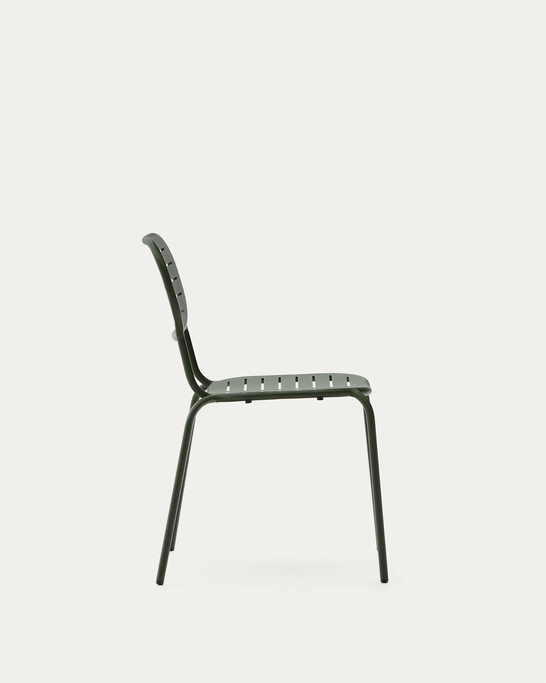 Outdoor-Stuhl Brai von Kave Home, stapelbar, aus grünem verzinktem Stahl, langlebig und perfekt für Garten oder Terrasse.
