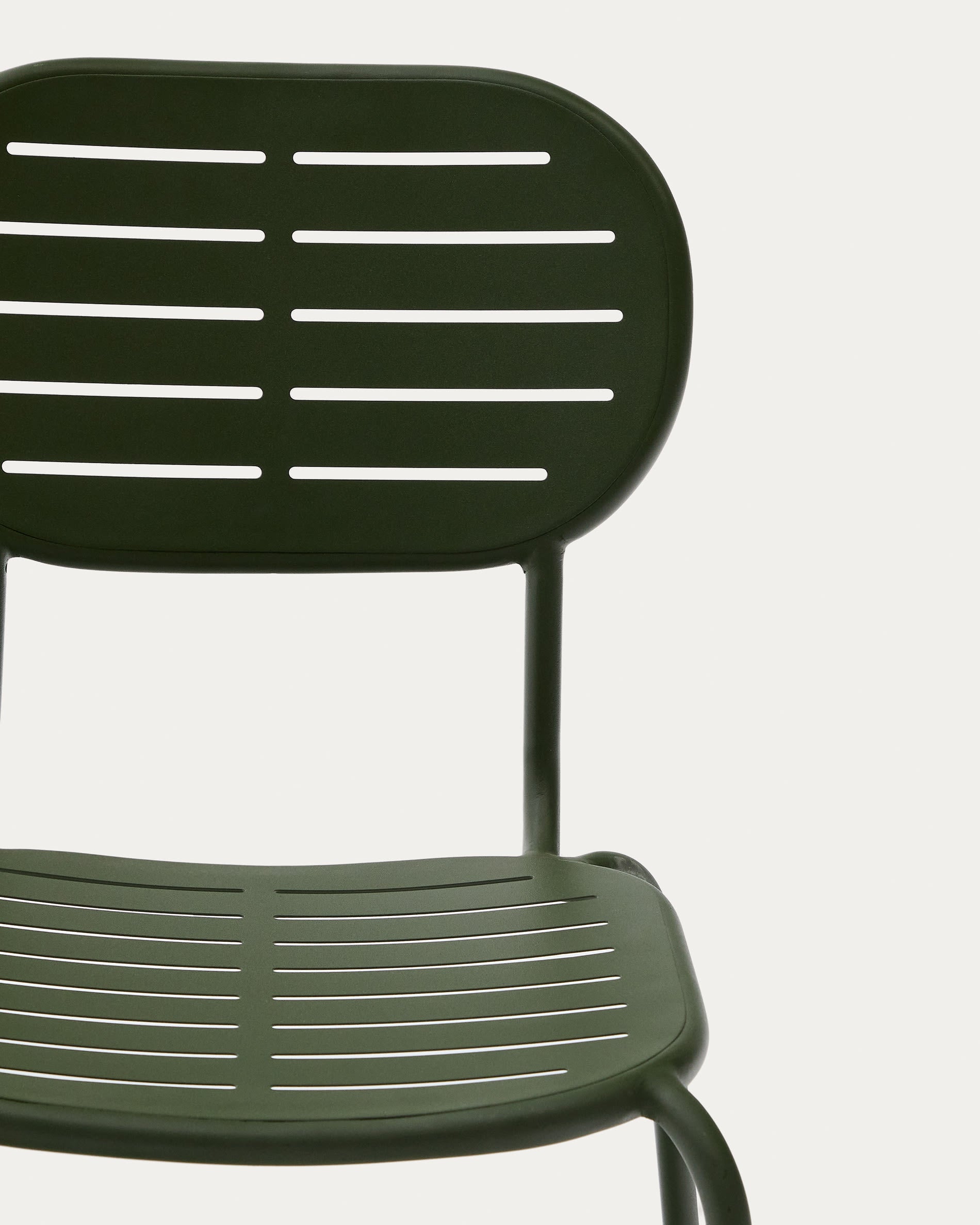 Der grüne Brai-Stuhl aus verzinktem Stahl vereint ergonomischen Komfort mit platzsparendem, stapelbarem Design für stilvolle Outdoor-Entspannung.