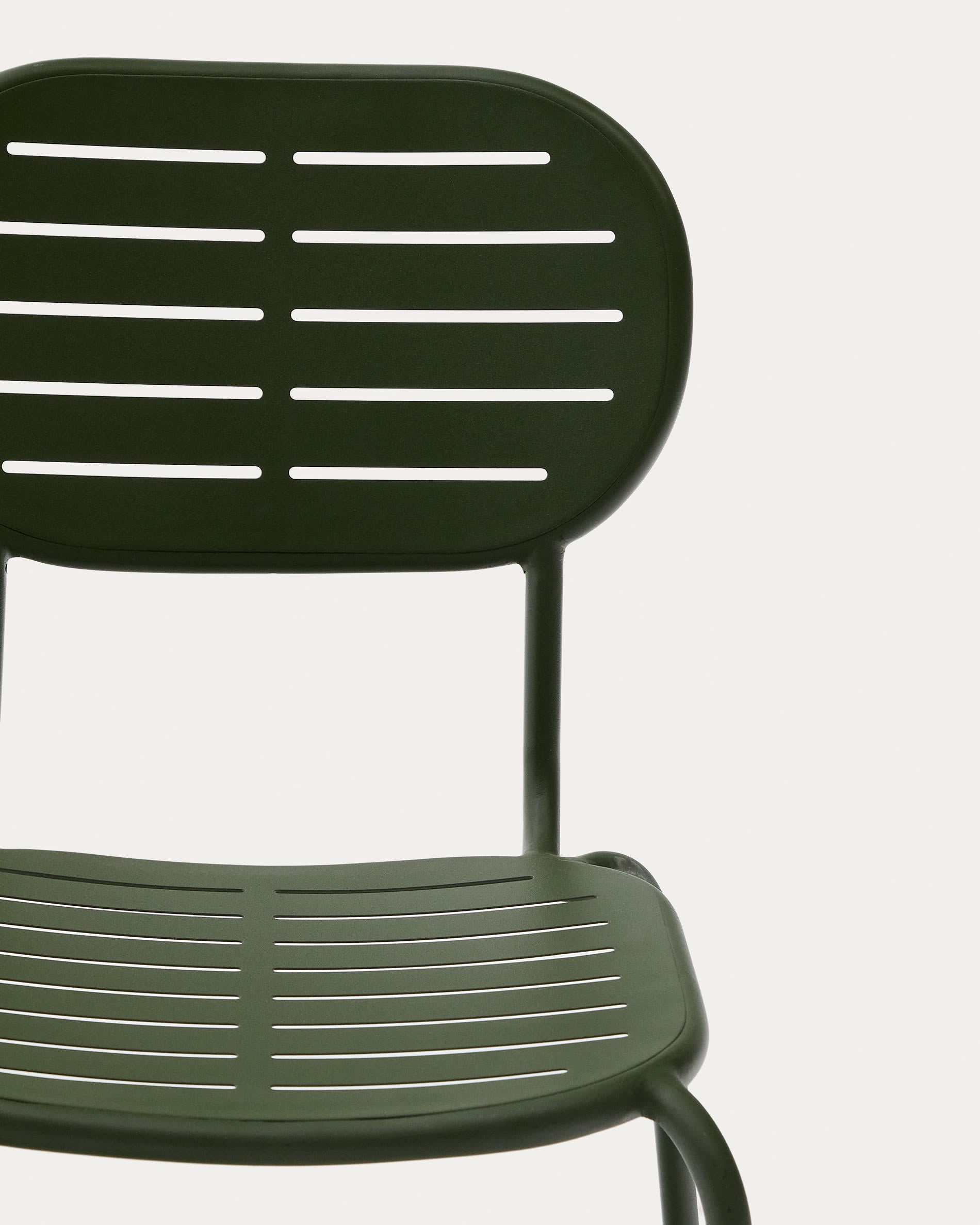 Outdoor-Stuhl Brai aus grünem verzinktem Stahl, stapelbar, robust und wetterfest, perfekt für Garten und Terrasse von Kave Home.