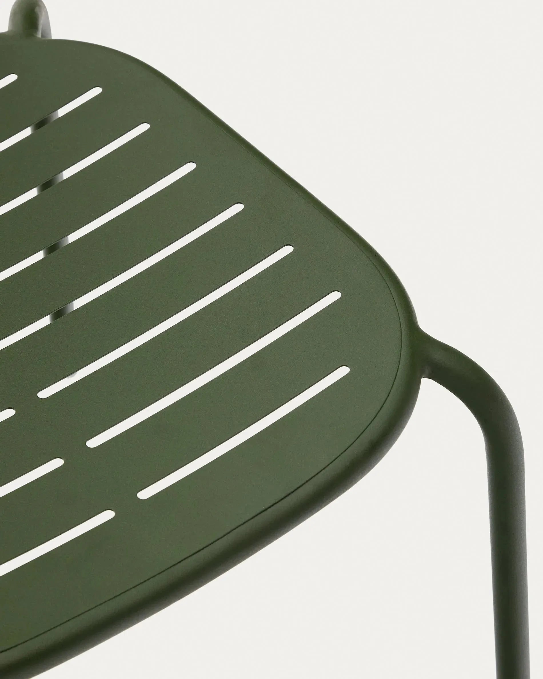 Stapelbarer Outdoor-Stuhl Brai aus grünem, verzinktem Stahl von Kave Home – robust, stilvoll und ideal für den Außenbereich.