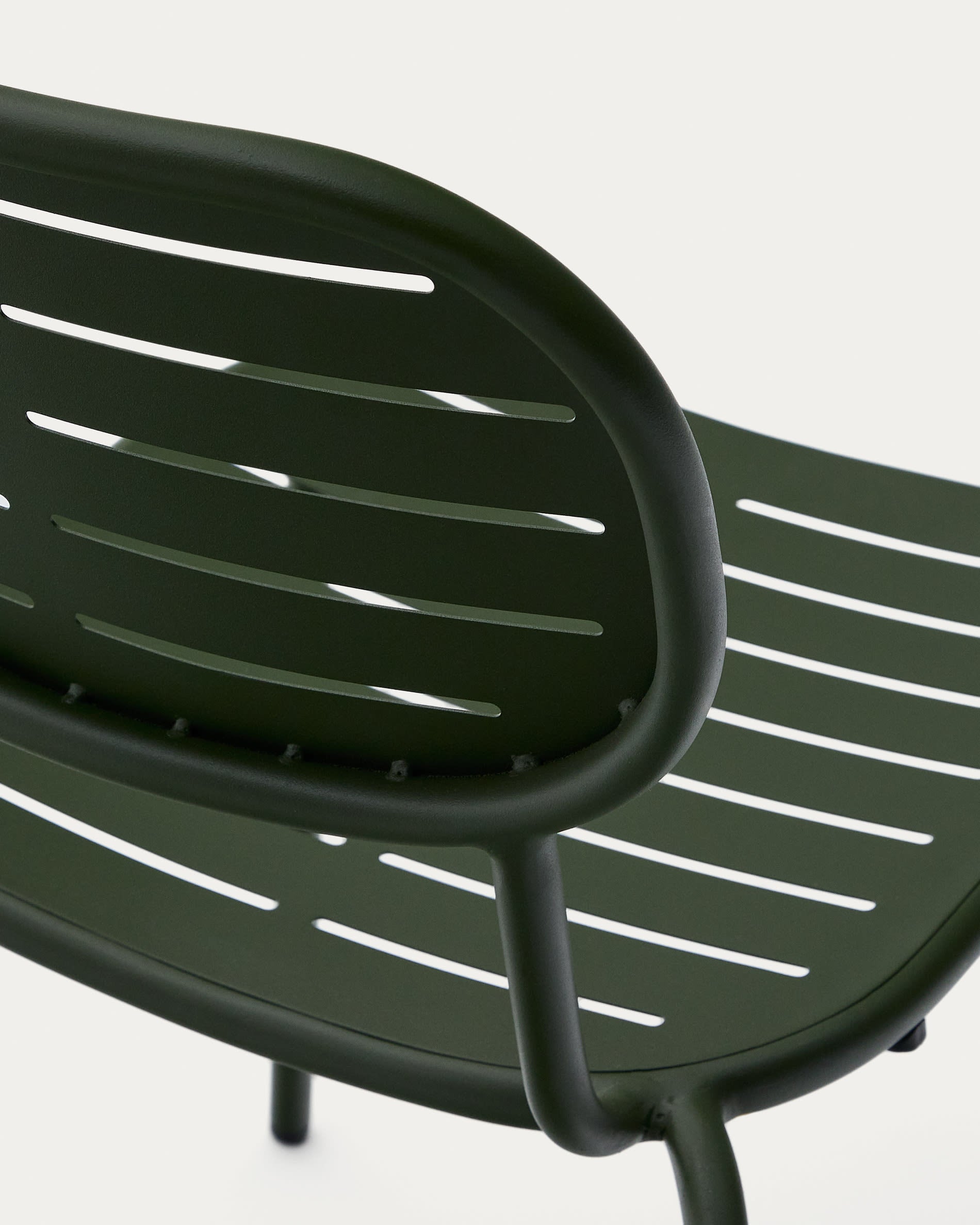 Der grüne Brai-Stuhl aus verzinktem Stahl vereint ergonomischen Komfort mit platzsparendem, stapelbarem Design für stilvolle Outdoor-Entspannung.