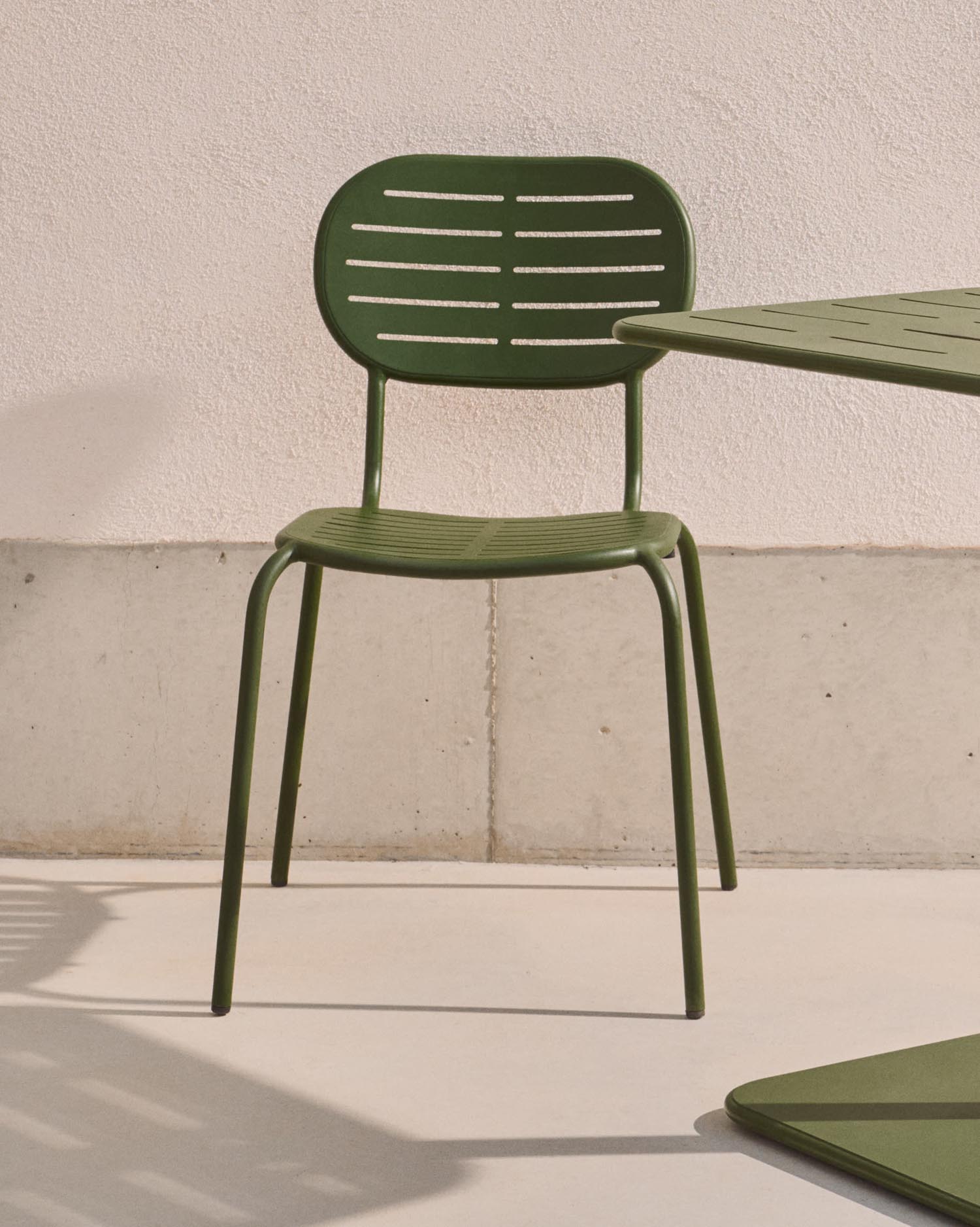 Stapelbarer Outdoor-Stuhl Brai aus grünem, verzinktem Stahl von Kave Home, ideal für Garten und Terrasse, robust und stilvoll.