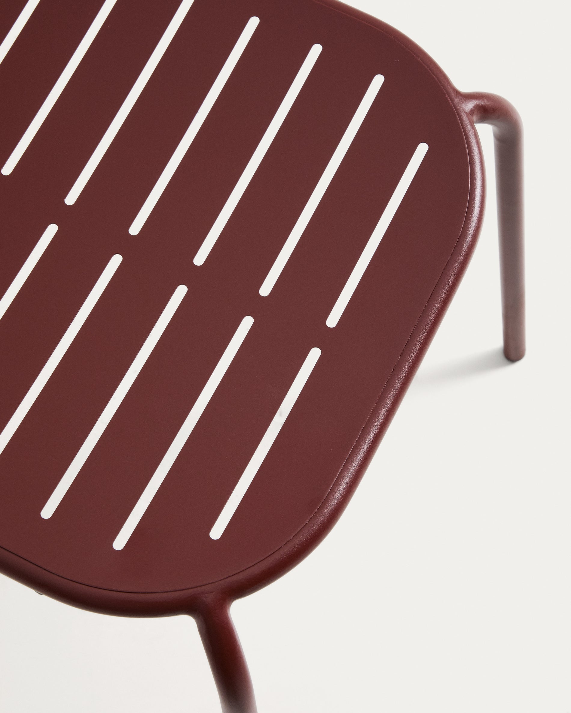 Stapelbarer Outdoor-Stuhl Brai in elegantem Granatrot, gefertigt aus robustem verzinktem Stahl, perfekt für stilvolle Außenbereiche.