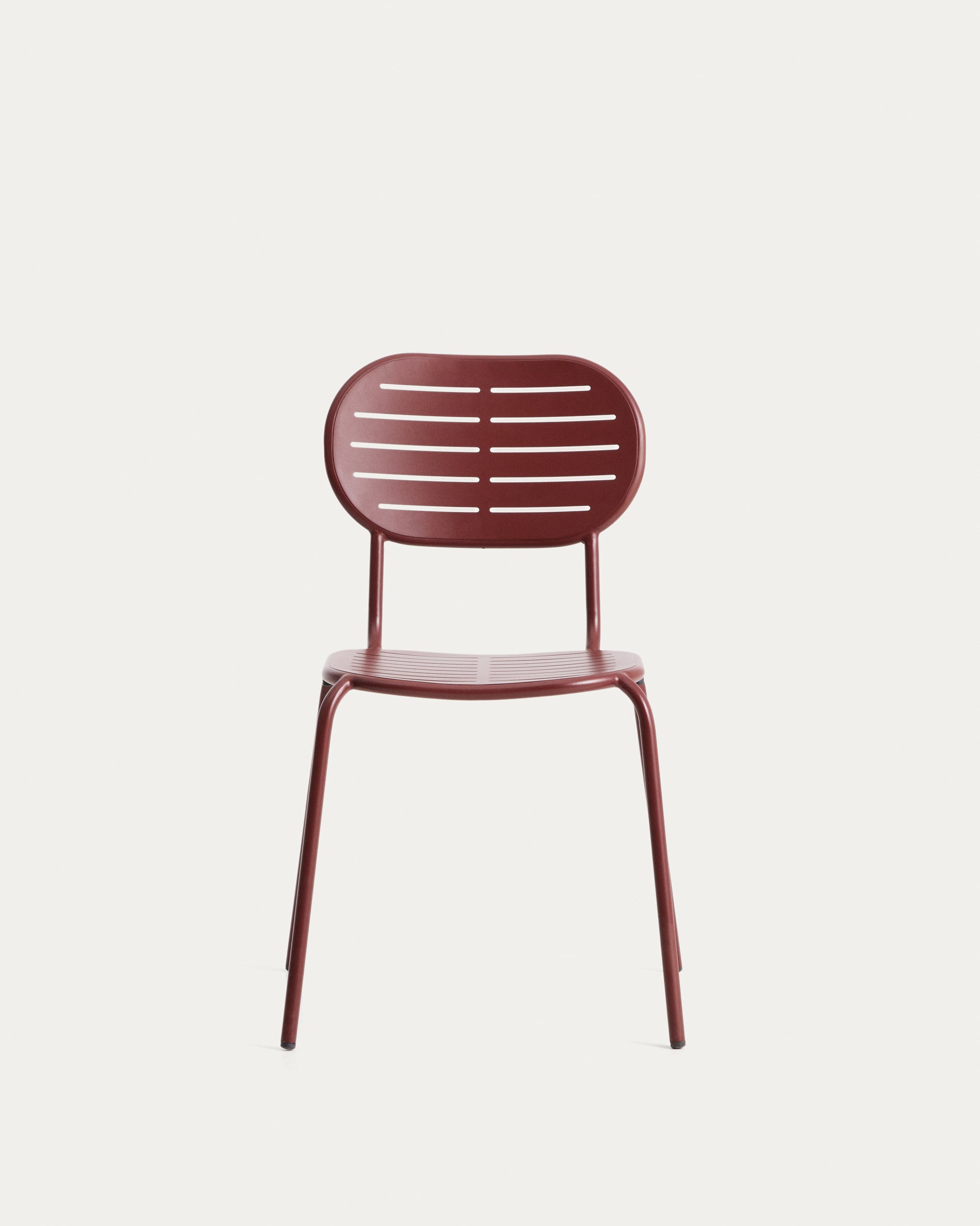 Stapelbarer Outdoor-Stuhl Brai in elegantem Granatrot, gefertigt aus robustem verzinktem Stahl, perfekt für stilvolle Außenbereiche.
