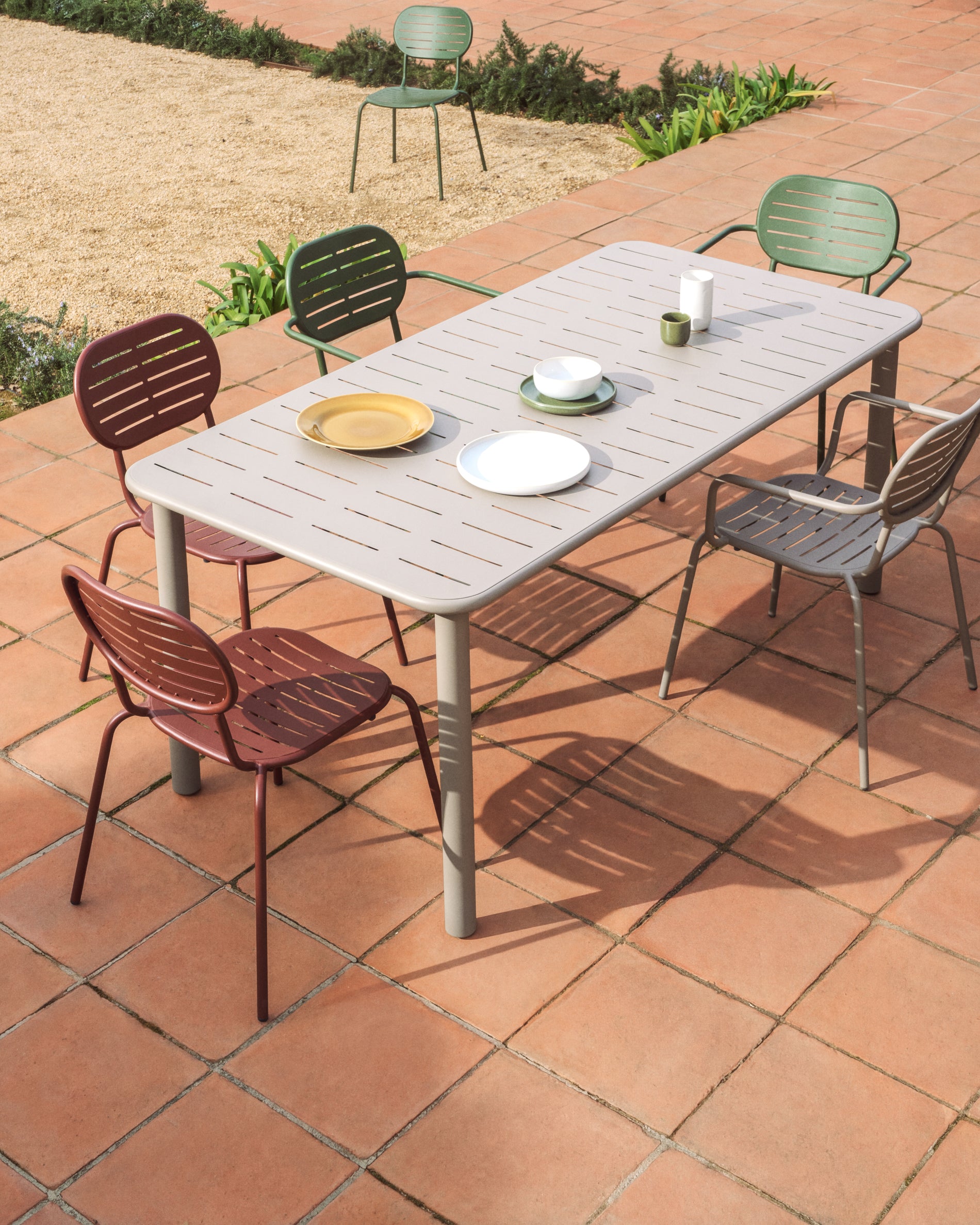 Stapelbarer Outdoor-Stuhl Brai in kräftigem Granatrot, aus langlebigem verzinktem Stahl, perfekt für moderne Gartenmöbel und Terrassen.