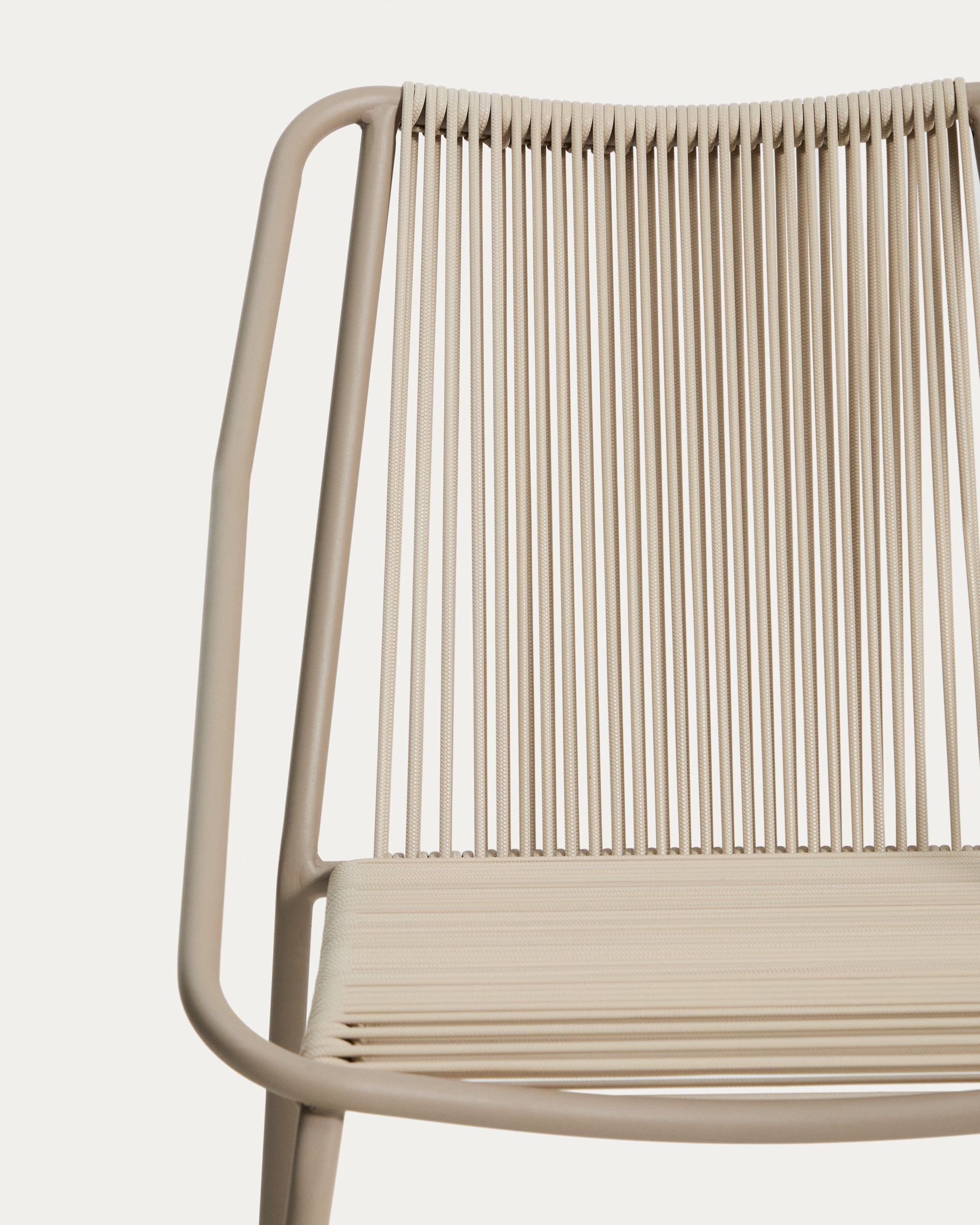 Outdoor-Stuhl Zivia aus écrufarbenem Seil und taupefarben verzinktem Stahl in Taupe präsentiert im Onlineshop von KAQTU Design AG. Gartenstuhl ist von Kave Home