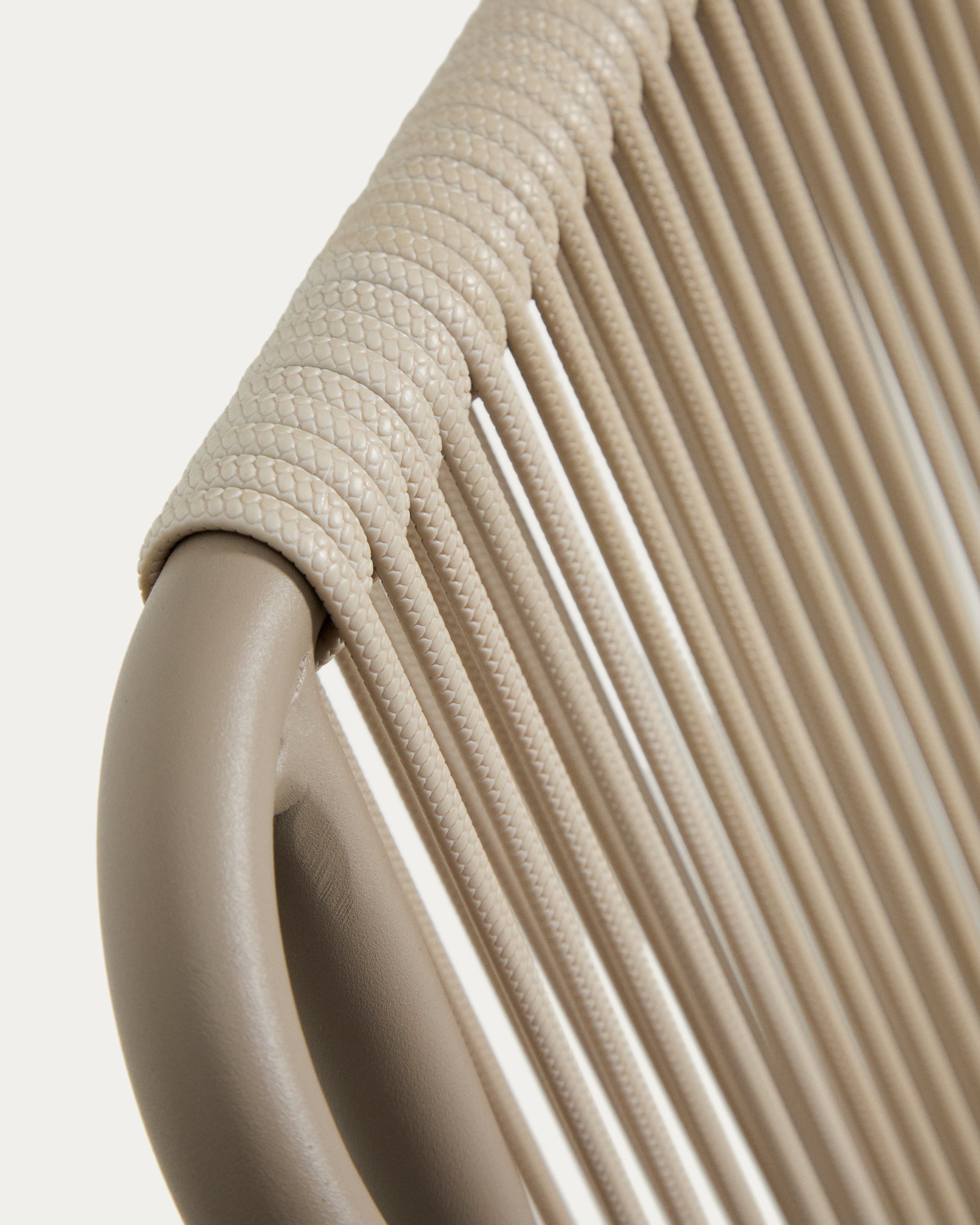 Outdoor-Stuhl Zivia aus écrufarbenem Seil und taupefarben verzinktem Stahl in Taupe präsentiert im Onlineshop von KAQTU Design AG. Gartenstuhl ist von Kave Home