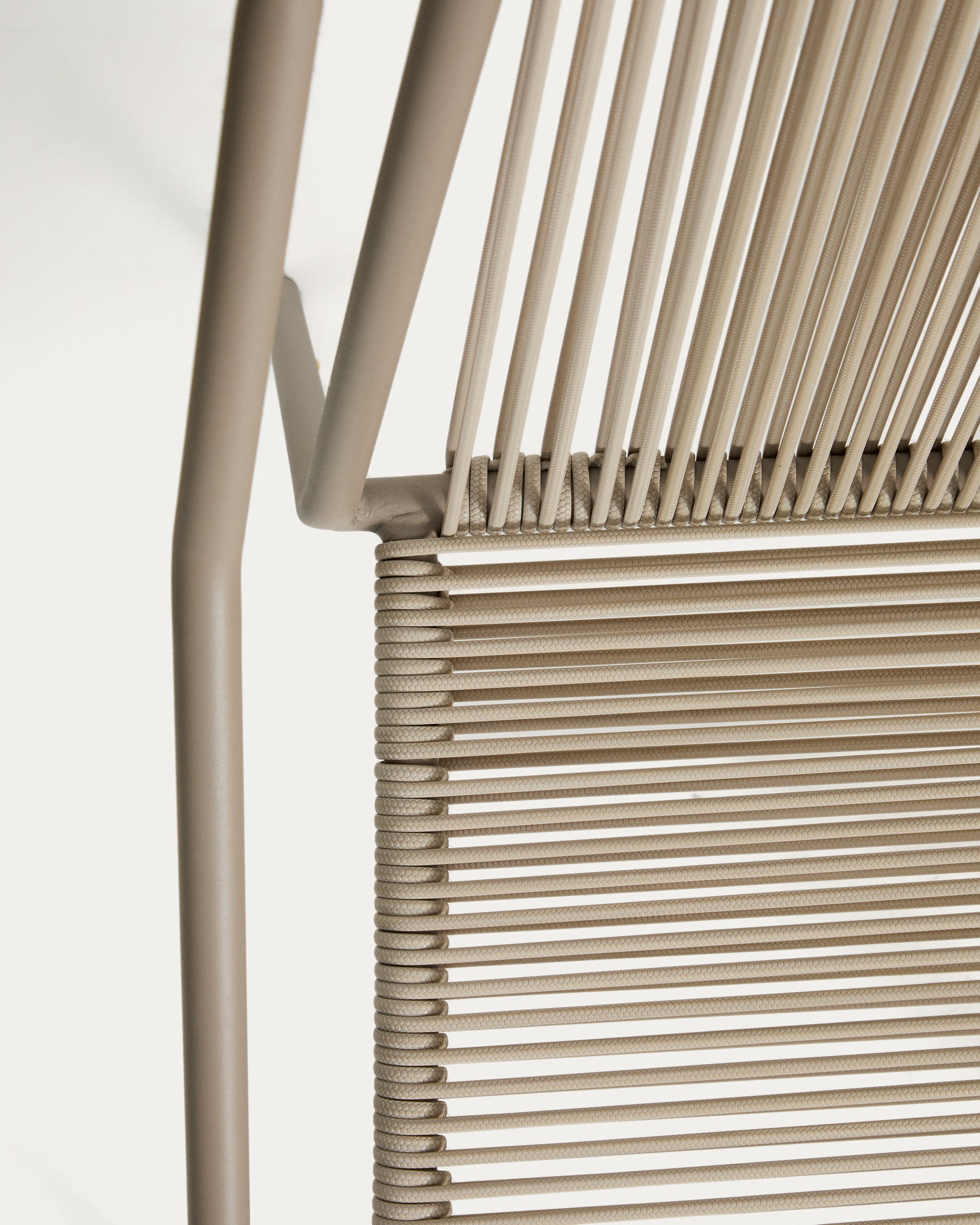 Outdoor-Stuhl Zivia aus écrufarbenem Seil und taupefarben verzinktem Stahl in Taupe präsentiert im Onlineshop von KAQTU Design AG. Gartenstuhl ist von Kave Home