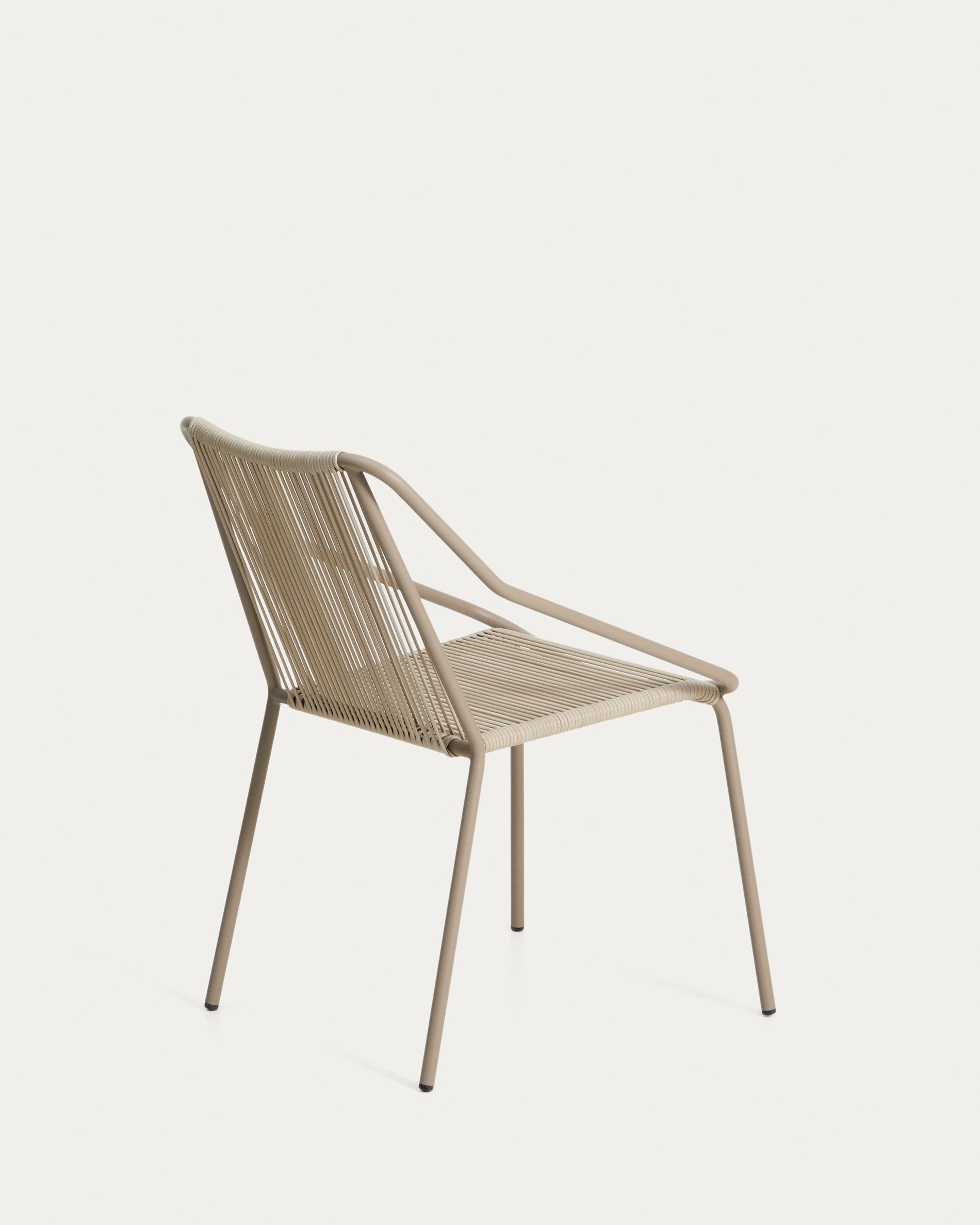 Outdoor-Stuhl Zivia aus écrufarbenem Seil und taupefarben verzinktem Stahl in Taupe präsentiert im Onlineshop von KAQTU Design AG. Gartenstuhl ist von Kave Home