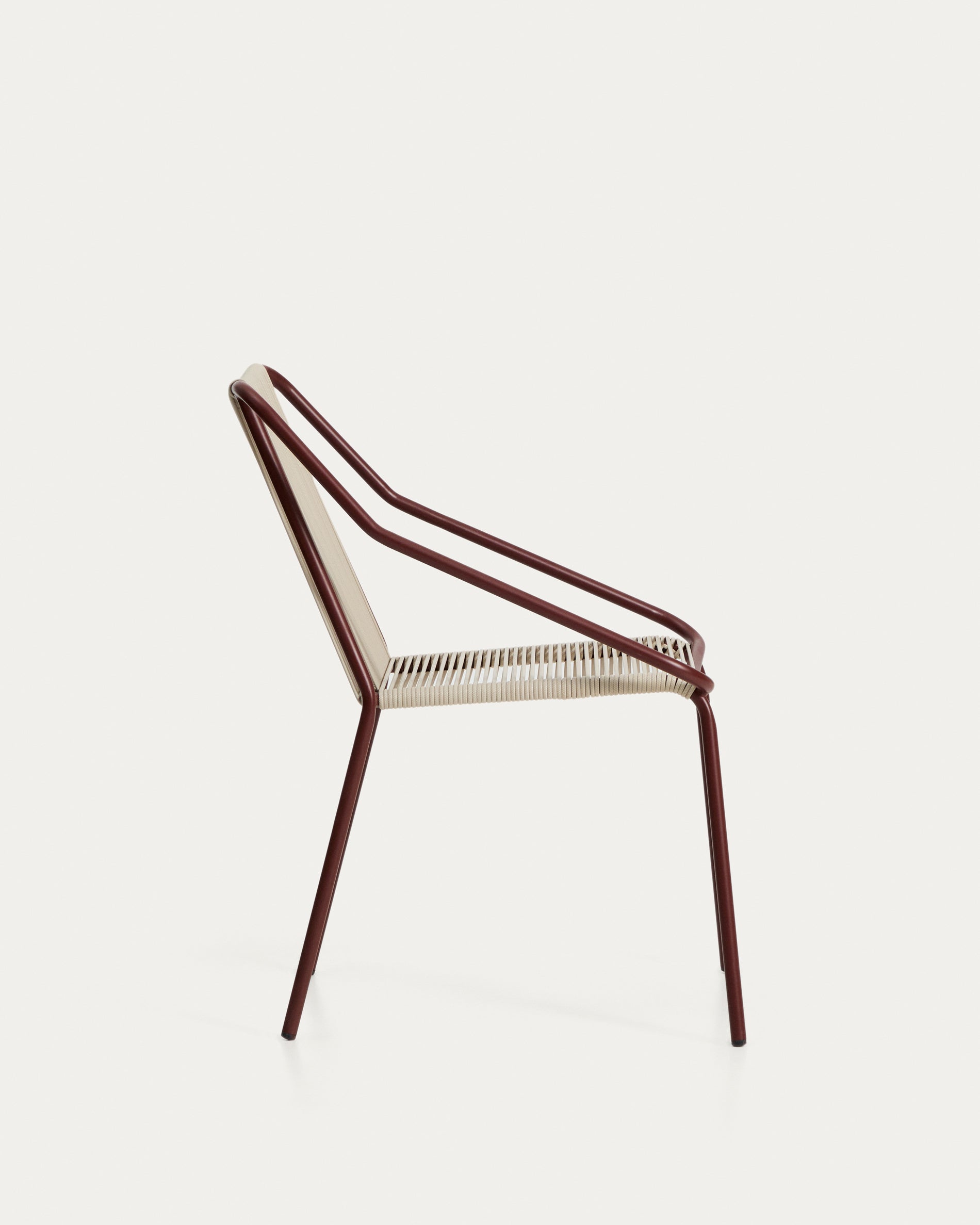 Eleganter Outdoor-Stuhl Zivia in écrufarbenem Seil und granatrot lackiertem Stahl, ideal für gemütliche Gartenmomente.