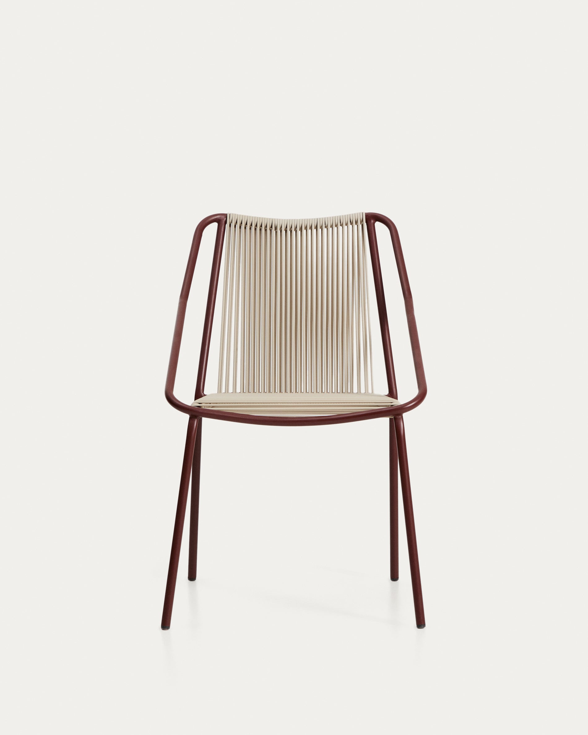 Eleganter Outdoor-Stuhl Zivia in écrufarbenem Seil und granatrot lackiertem Stahl, ideal für gemütliche Gartenmomente.