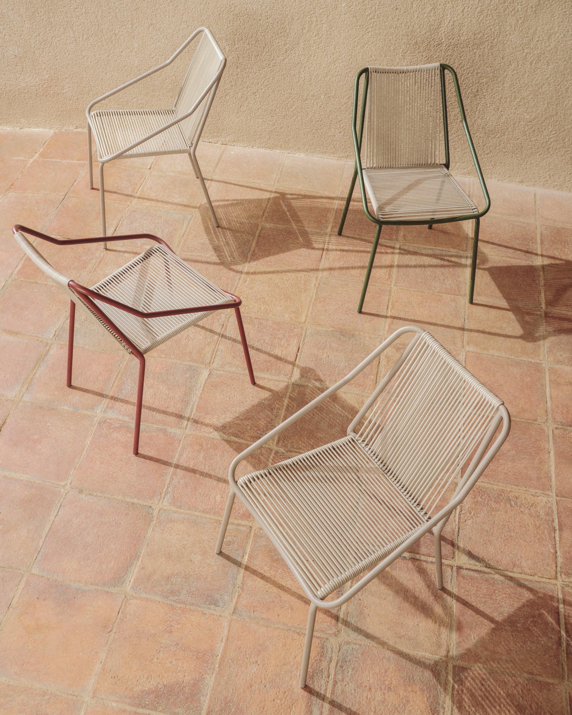 Stylischer Gartenstuhl Zivia aus robustem écrufarbenem Seil und granatrot lackiertem Stahl, perfekt für entspannte Stunden im Freien.