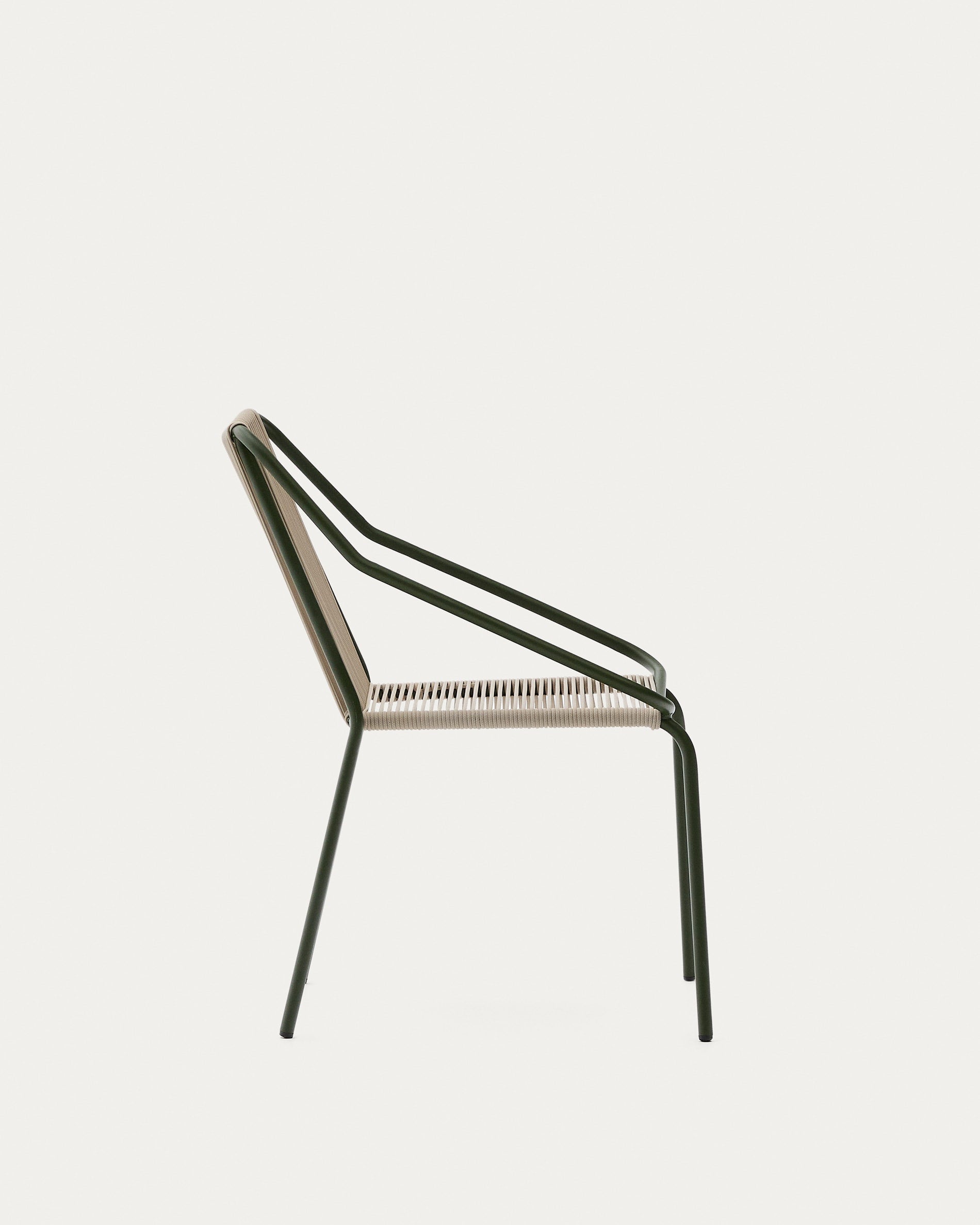 Eleganter Outdoor-Stuhl Zivia mit écrufarbenem Seil und grünem Stahlrahmen, perfekt für moderne Terrassen und Gärten.