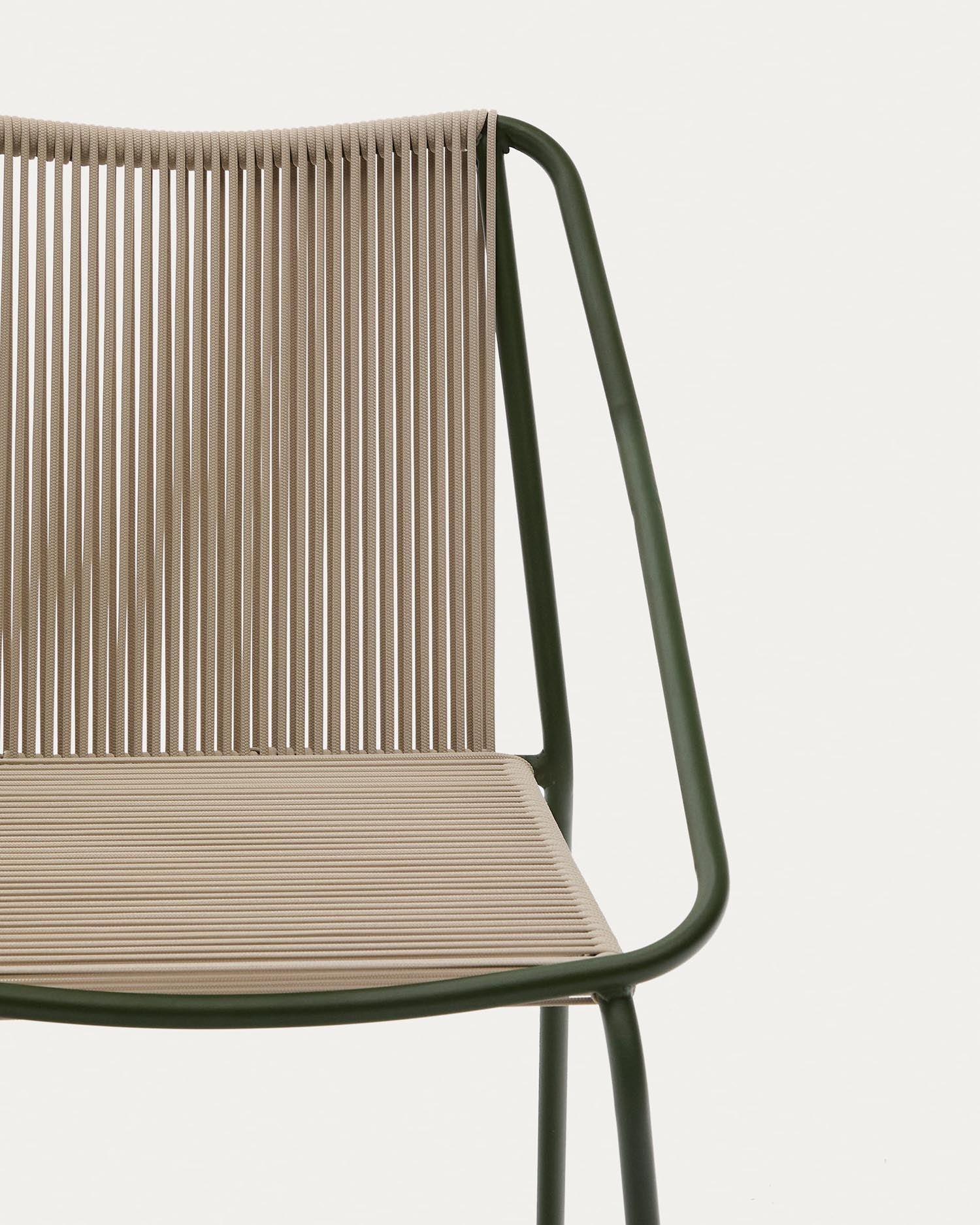 Stylischer Zivia-Stuhl aus écrufarbenem Seil und grünem Stahl, ideal für komfortable und langlebige Outdoor-Momente.