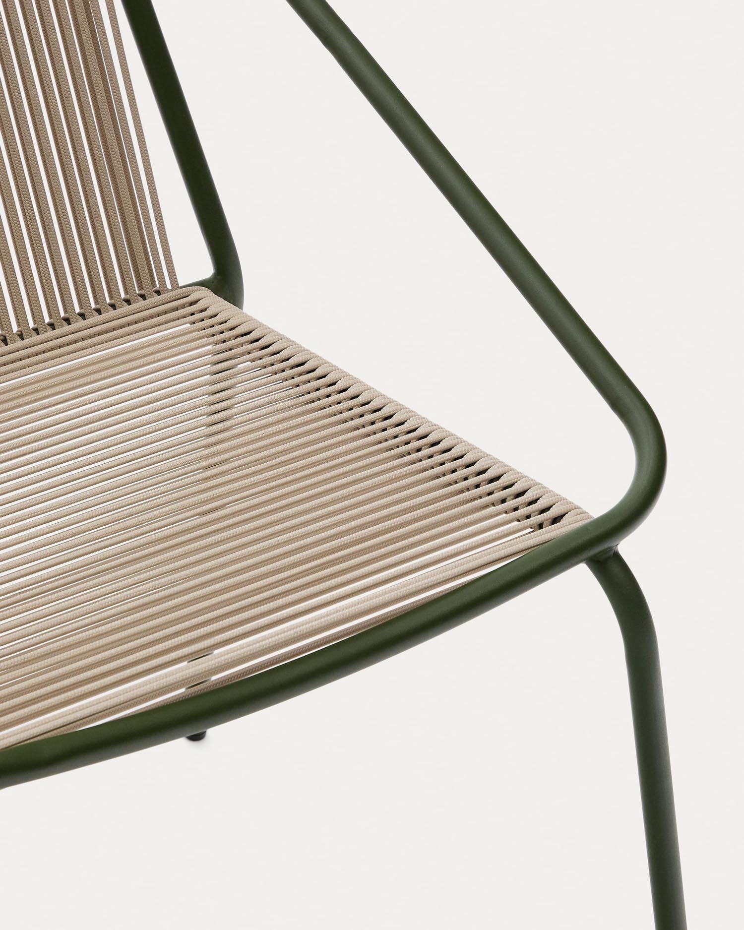Moderner Outdoor-Stuhl Zivia mit écrufarbenem Seil und grünem Stahlgestell, ideal für stilvolle Außenbereiche.