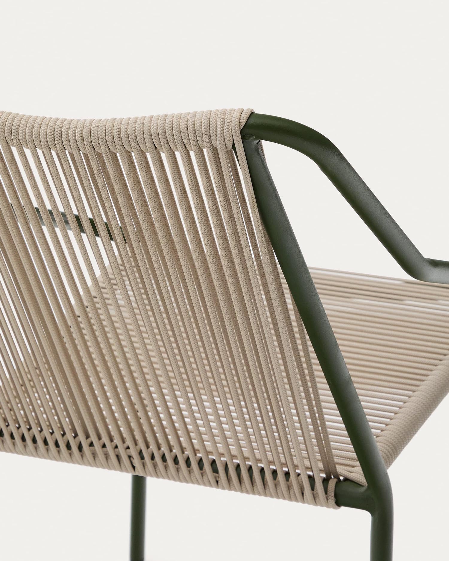 Eleganter Outdoor-Stuhl Zivia mit écrufarbenem Seil und grünem Stahlrahmen, perfekt für moderne Terrassen und Gärten.