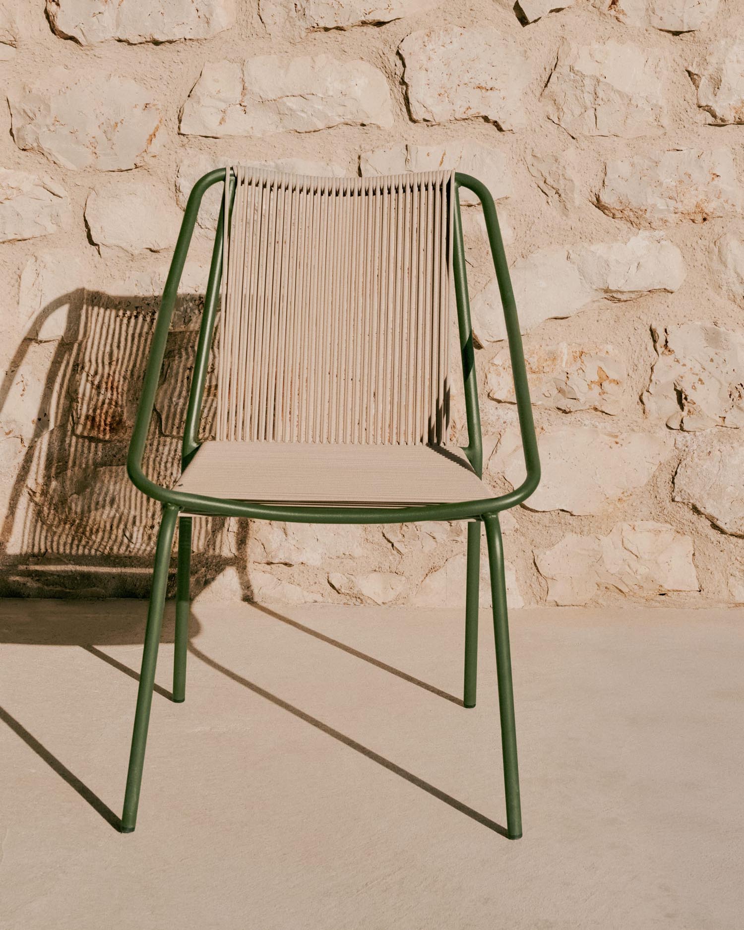 Eleganter Outdoor-Stuhl Zivia mit écrufarbenem Seil und grünem Stahlrahmen, perfekt für moderne Terrassen und Gärten.