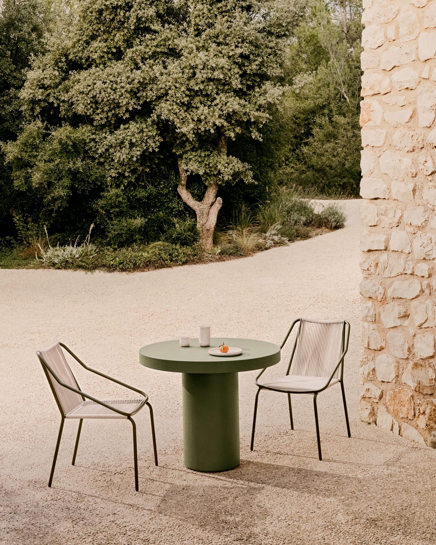 Moderner Outdoor-Stuhl Zivia mit écrufarbenem Seil und grünem Stahlgestell, ideal für stilvolle Aussenbereiche.