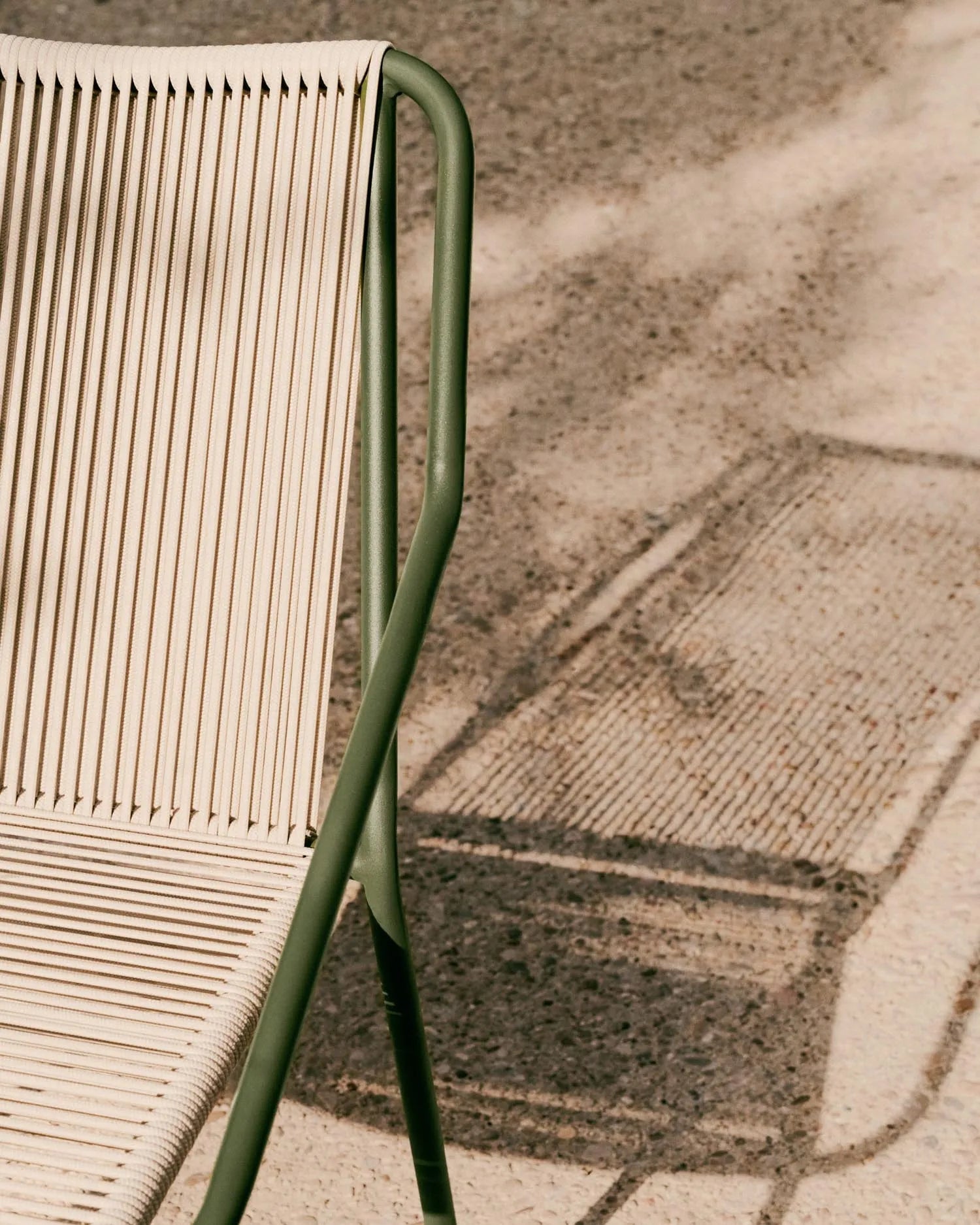 Eleganter Outdoor-Stuhl Zivia mit écrufarbenem Seil und grünem Stahlrahmen, perfekt für moderne Terrassen und Gärten.