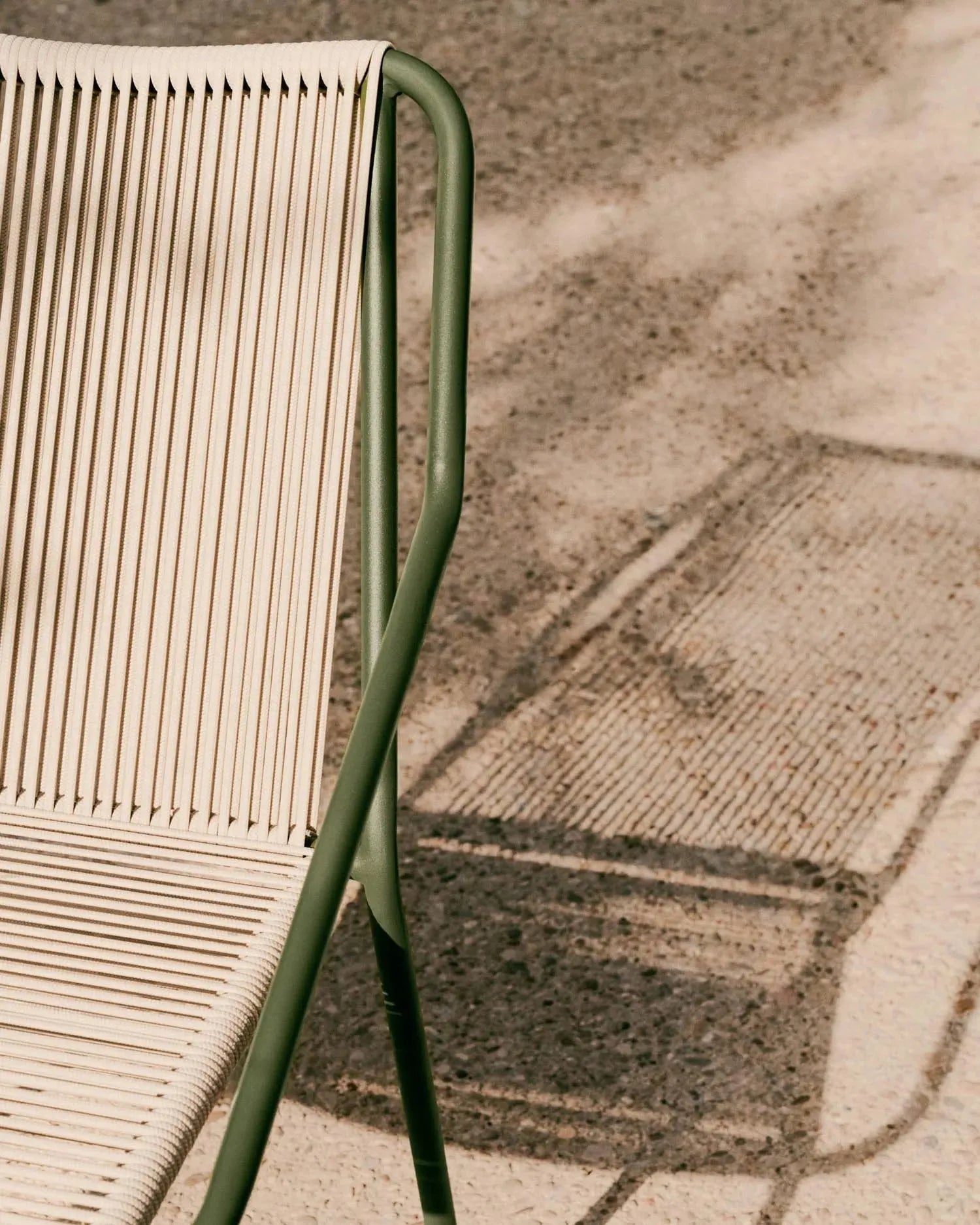 Moderner Outdoor-Stuhl Zivia mit écrufarbenem Seil und grünem Stahlgestell, ideal für stilvolle Außenbereiche.