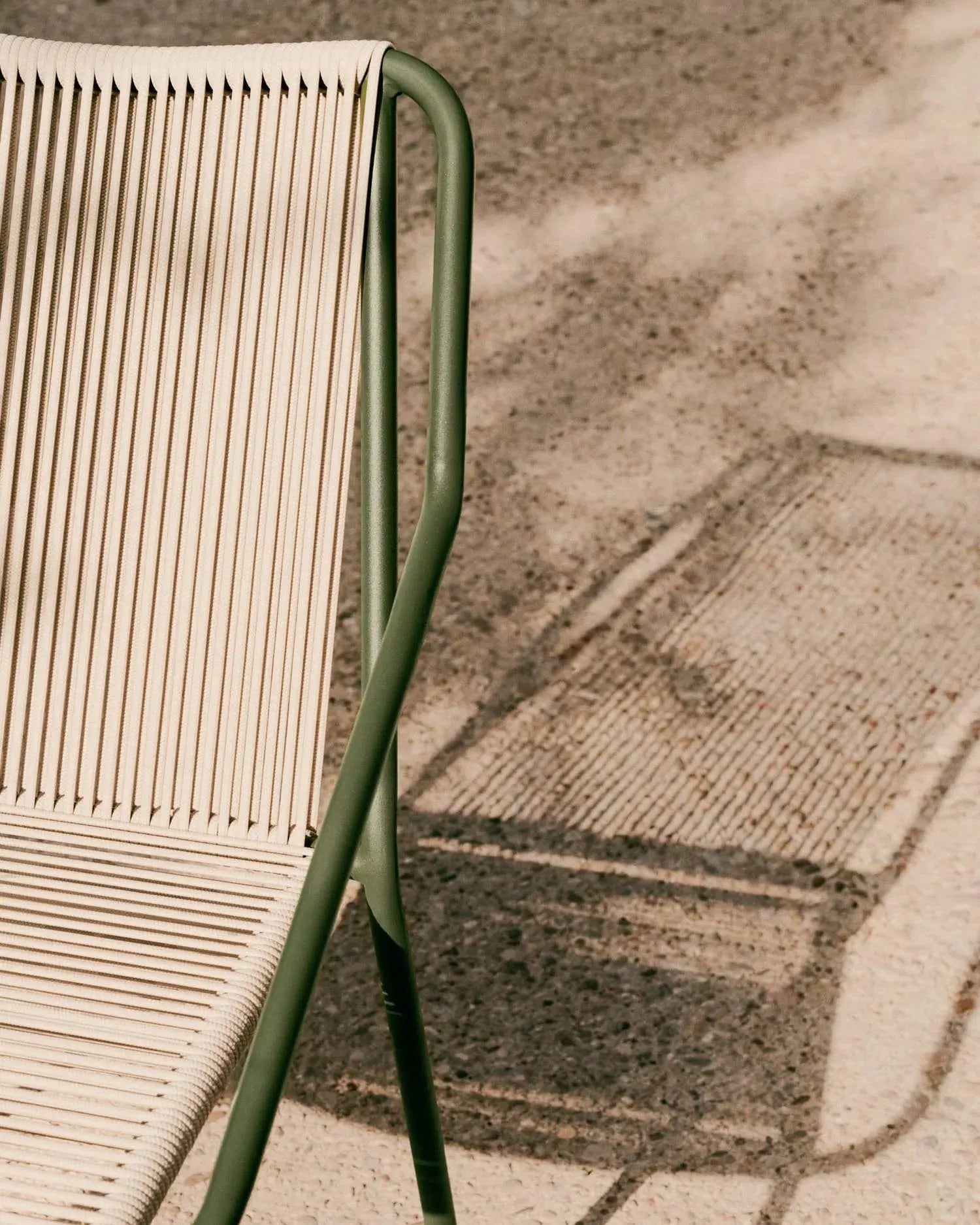 Eleganter Outdoor-Stuhl Zivia mit écrufarbenem Seil und grünem Stahlrahmen, perfekt für moderne Terrassen und Gärten.