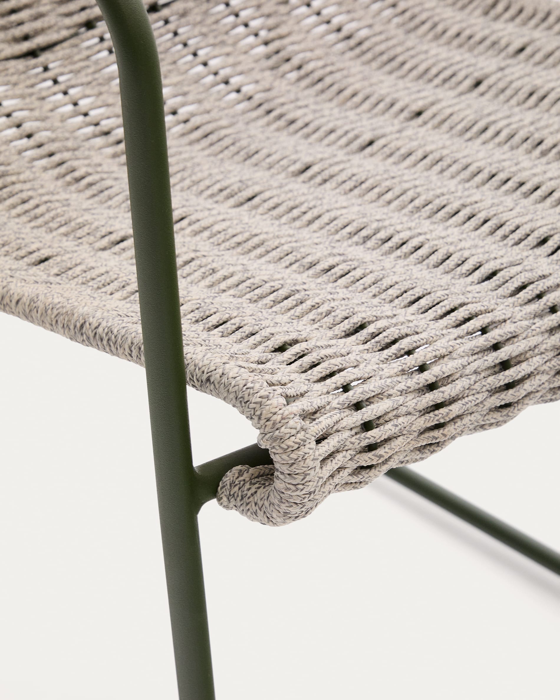 Eleganter Stuhl Maurina aus grünem Stahl mit écrufarbenem und grauem Seil, perfekt für moderne Wohn- und Außenräume.