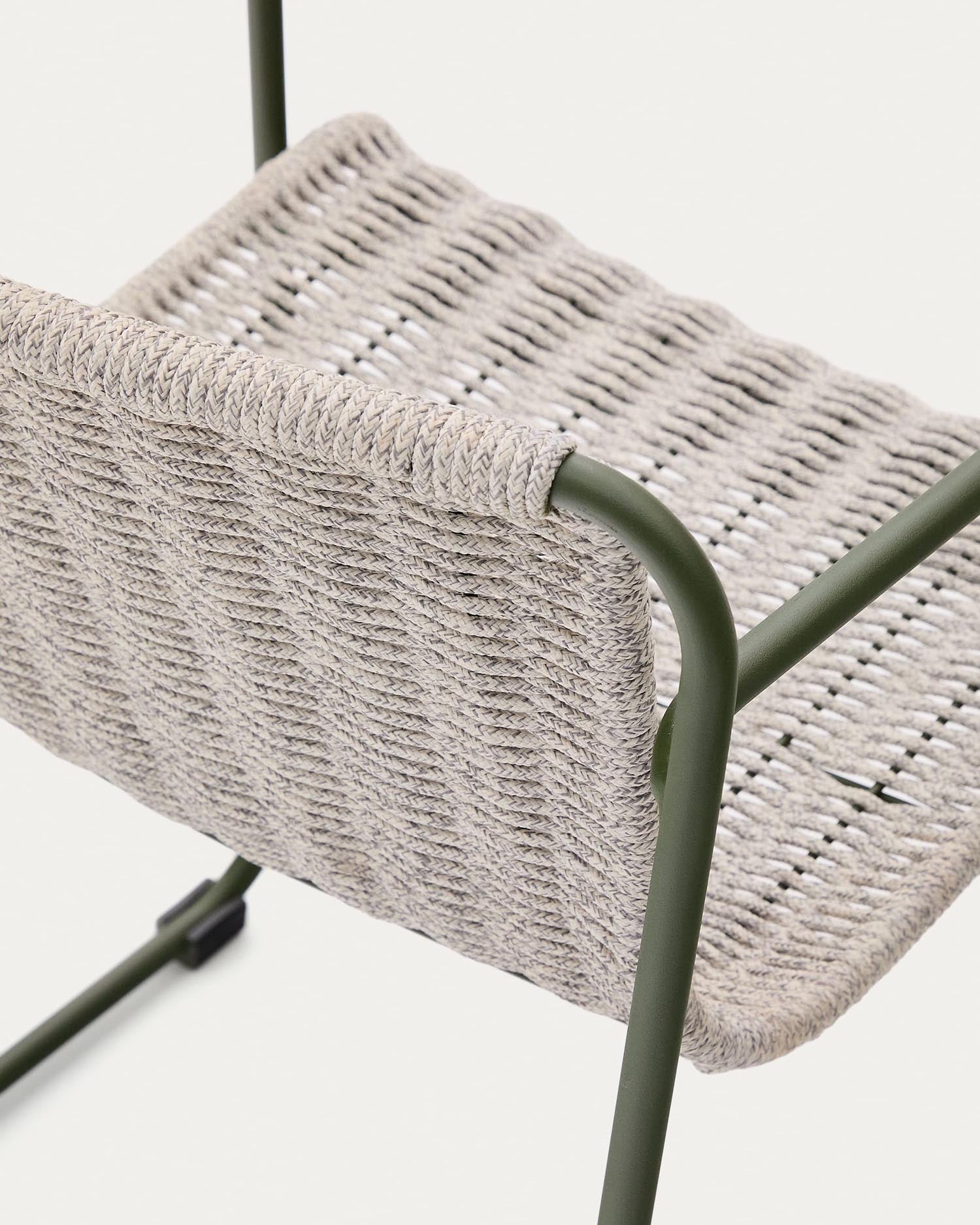 Stuhl Maurina aus grünem Stahl, écrufarbenem und grauem Seil, perfekt für moderne Innen- und Außenräume.