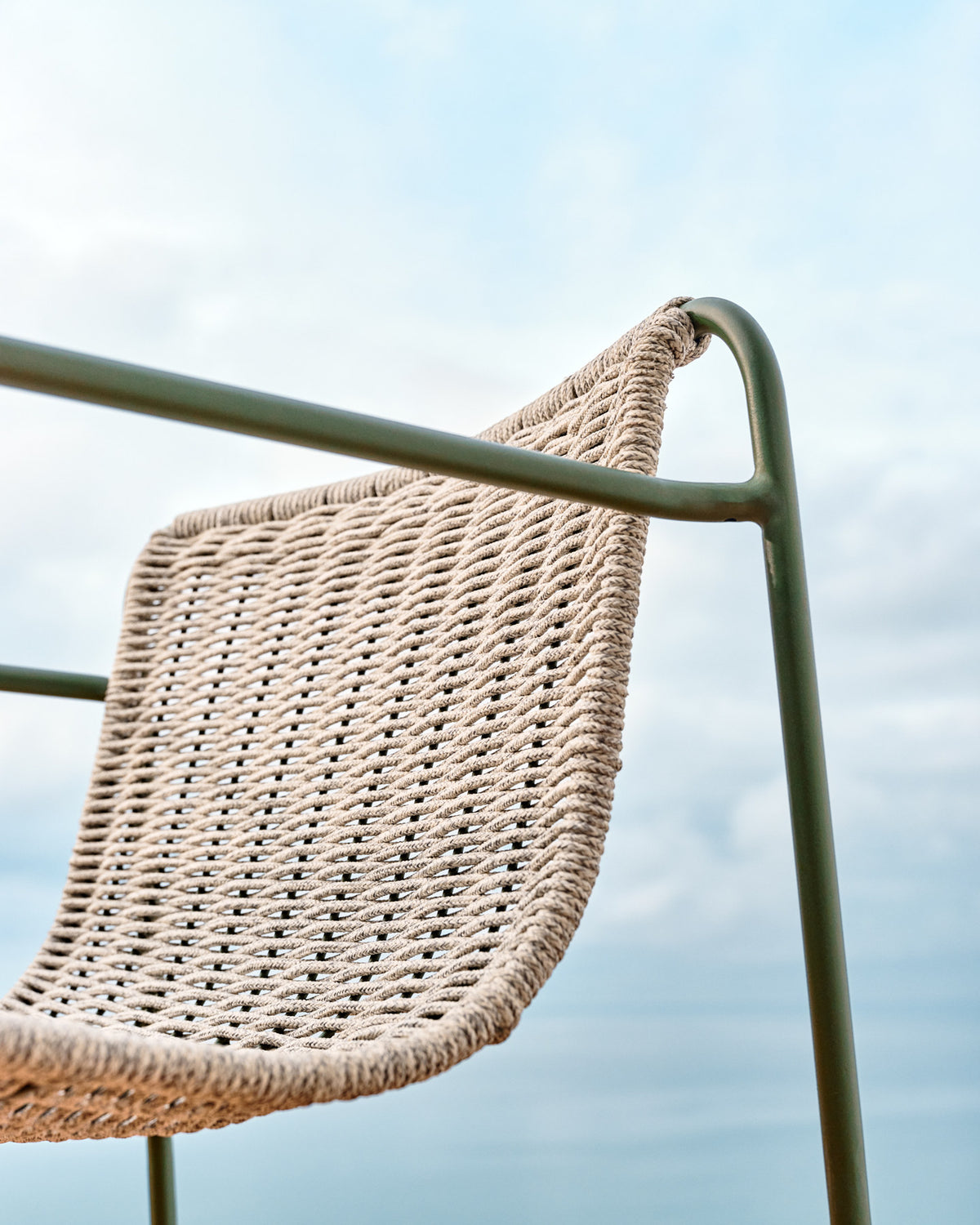 Stapelbarer Stuhl Maurina aus verzinktem Stahl in Grün und Seil in Ecru und Grau in Dunkelgrün, Hellgrau präsentiert im Onlineshop von KAQTU Design AG. Gartenstuhl mit Armlehnen ist von Kave Home