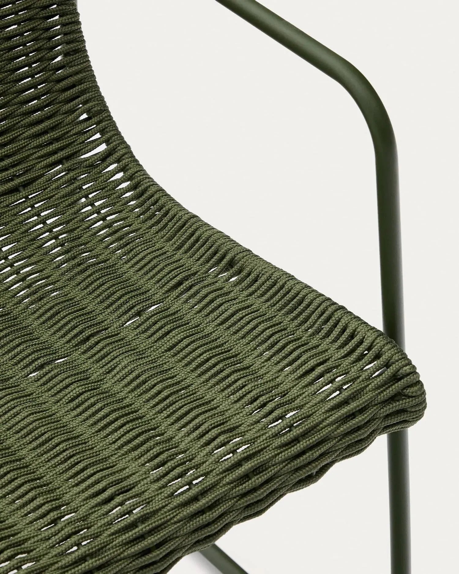 Eleganter Stuhl Maurina aus grünem Stahl und Seil, perfekt für moderne Innen- und Außenräume, von Kave Home.