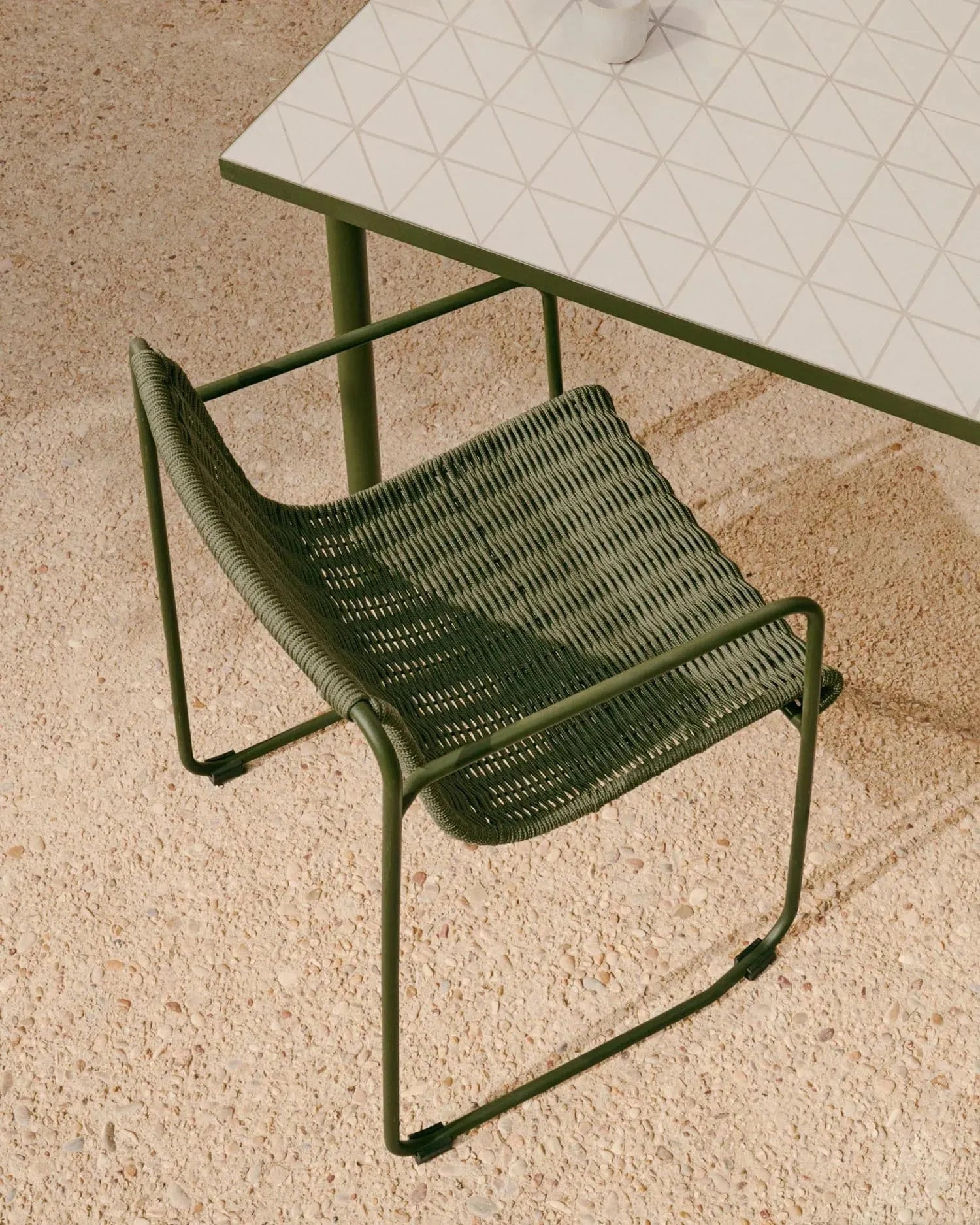 Eleganter Stuhl Maurina aus grünem Stahl und Seil, perfekt für moderne Innen- und Außenräume, von Kave Home.