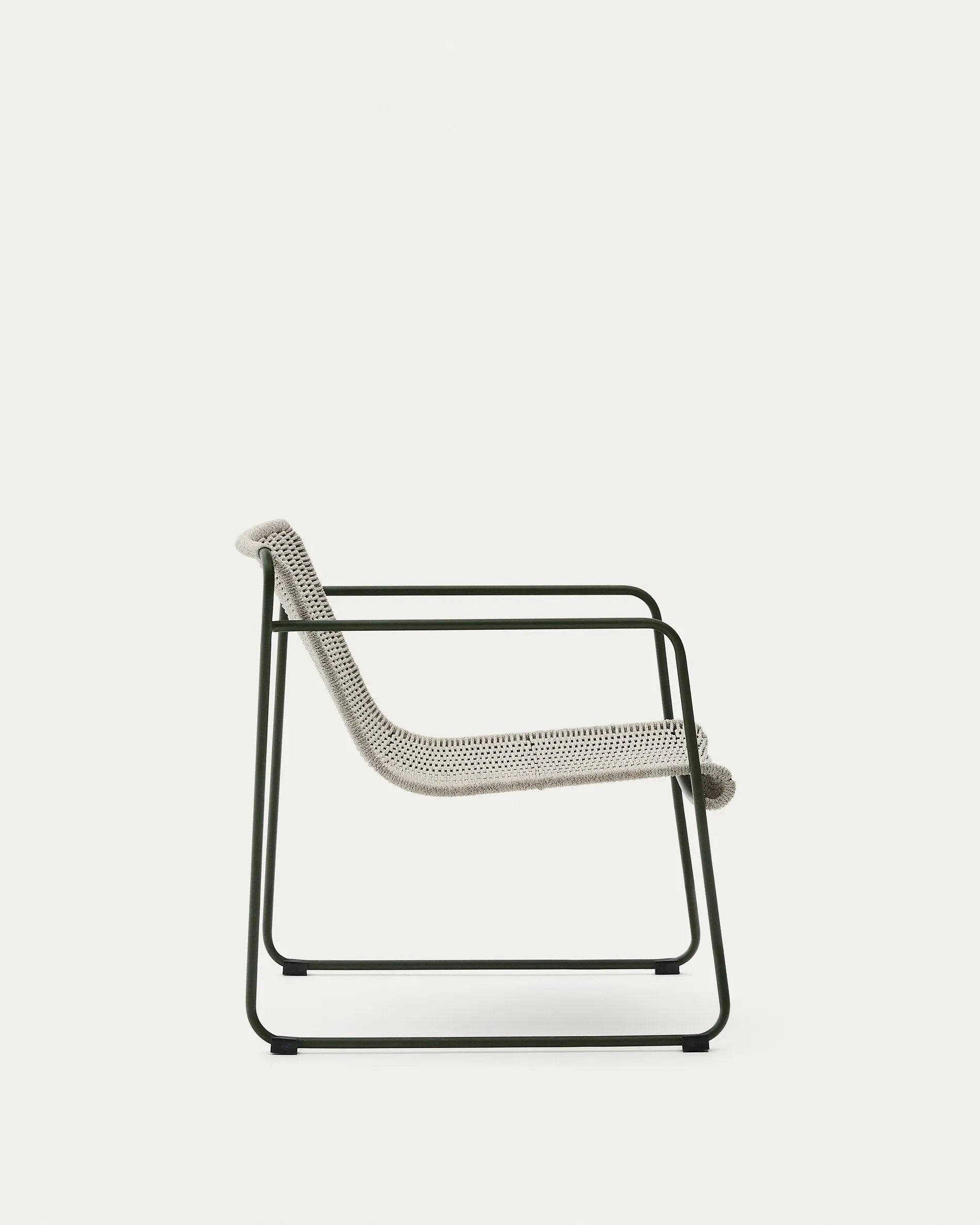 Eleganter Sessel aus grünem Stahl mit écrufarbenem und grauem Seil, perfekt für moderne Wohn- und Außenbereiche.