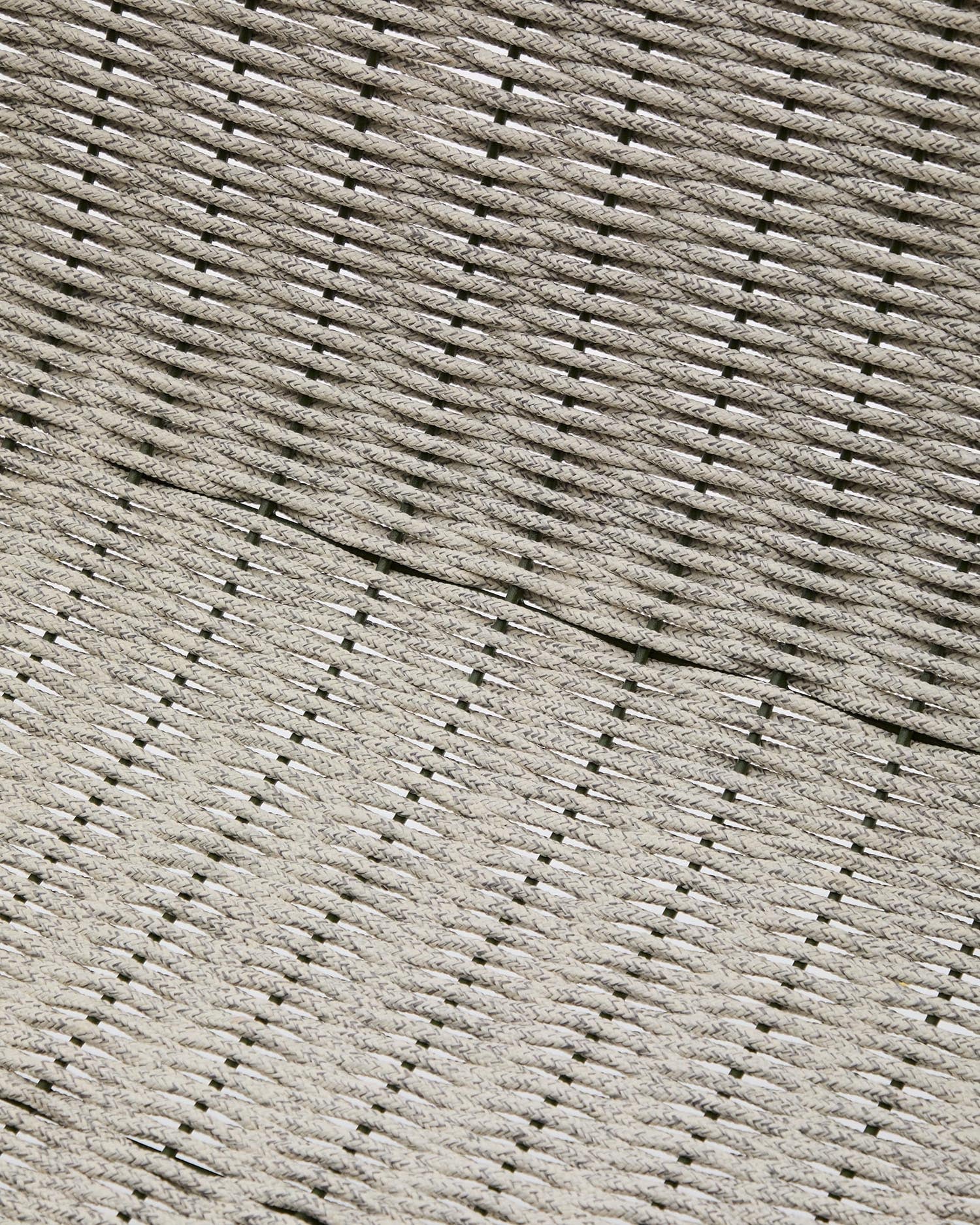 Eleganter Sessel aus grünem Stahl mit écrufarbenem und grauem Seil, perfekt für moderne Wohn- und Außenbereiche.