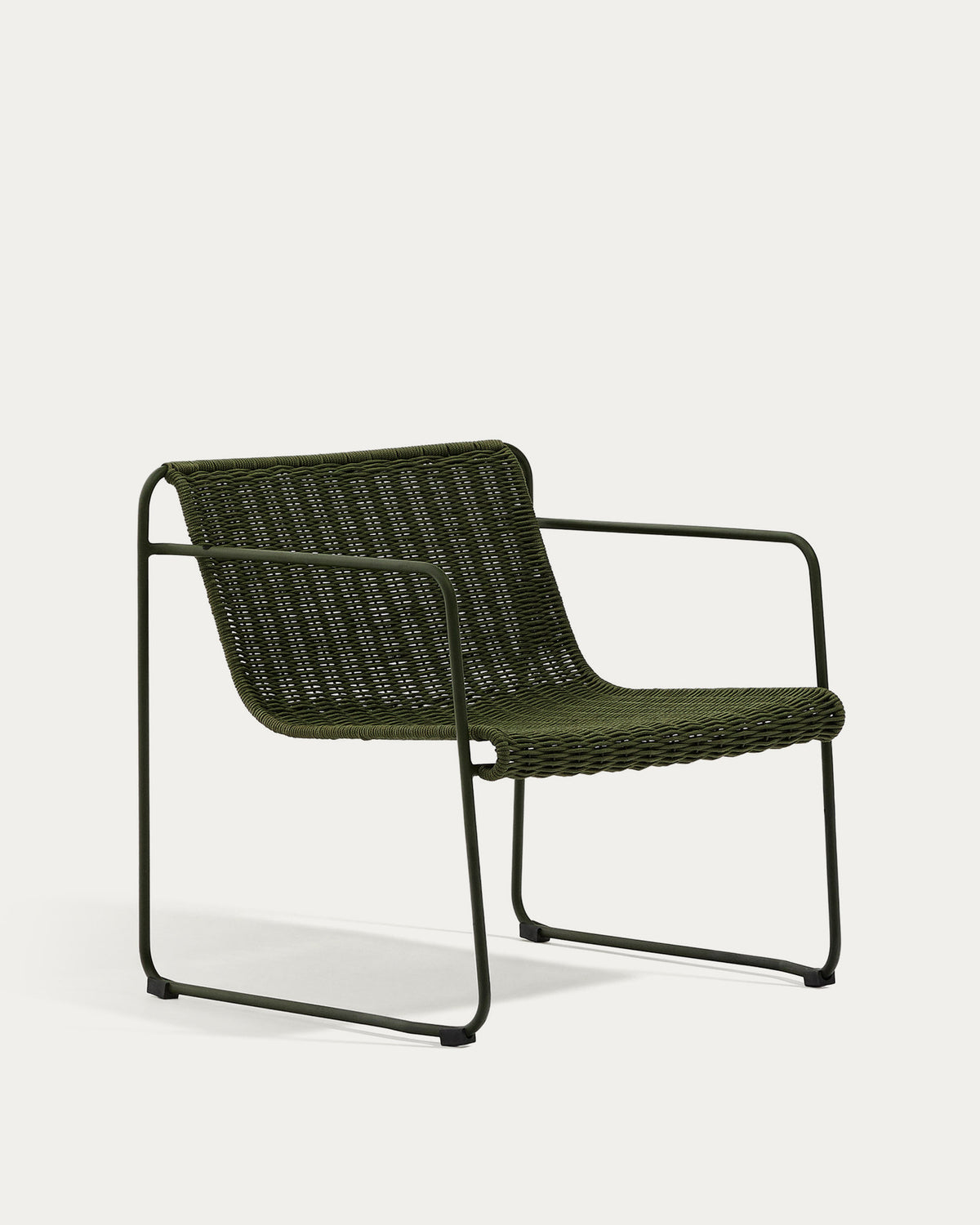 Sessel Maurina aus grün verzinktem Stahl mit grünem Seil in Dunkelgrün, Grün präsentiert im Onlineshop von KAQTU Design AG. Outdoor-Sessel mit Armlehnen ist von Kave Home