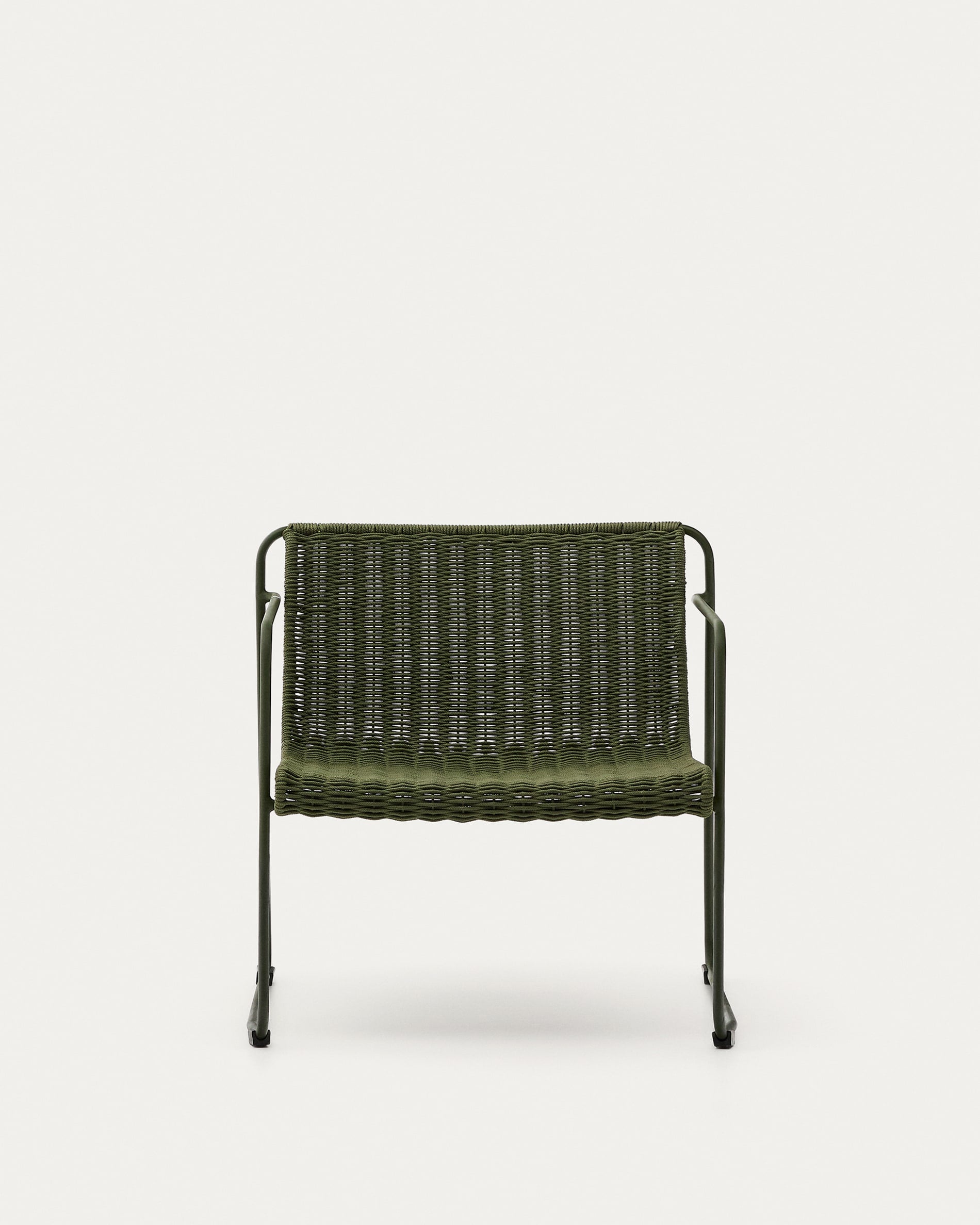 Eleganter Sessel Maurina aus grünem Stahl und Seil, perfekt für moderne Wohnräume und Gärten, von Kave Home.