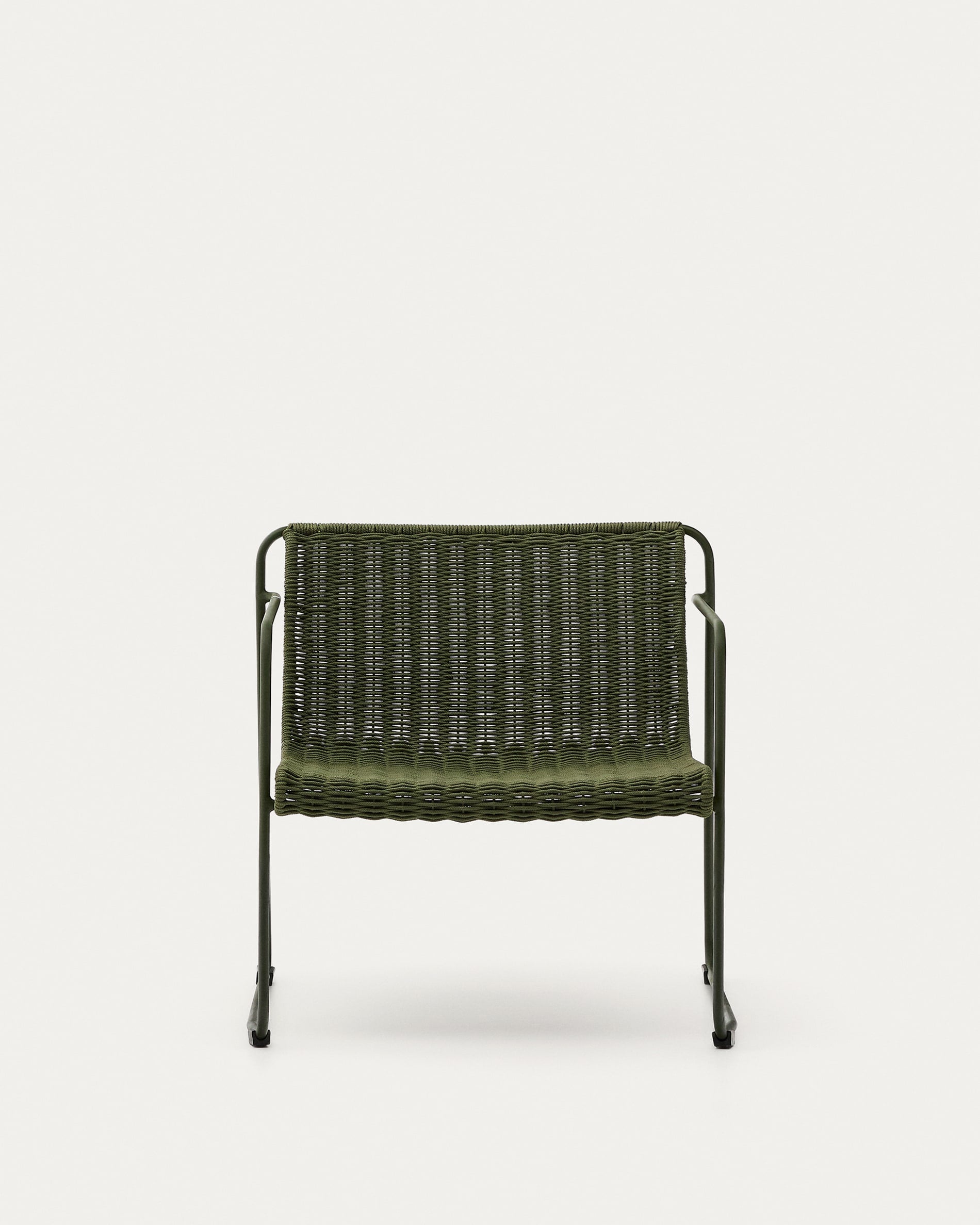 Eleganter Sessel Maurina aus grünem Stahl und Seil, perfekt für moderne Wohnräume und Gärten, von Kave Home.