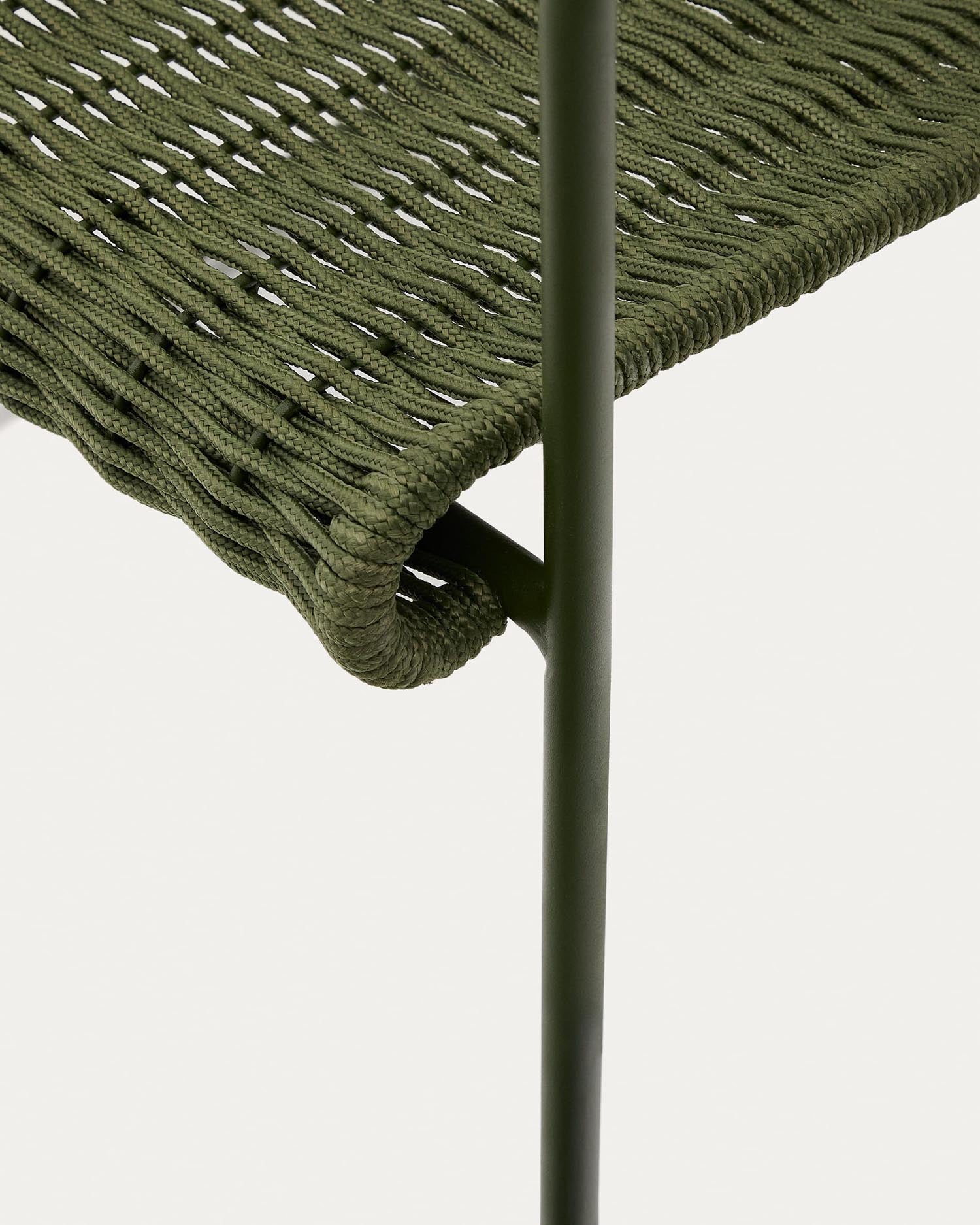 Eleganter Sessel Maurina aus grünem Stahl und Seil, perfekt für moderne Wohnräume und Gärten, von Kave Home.