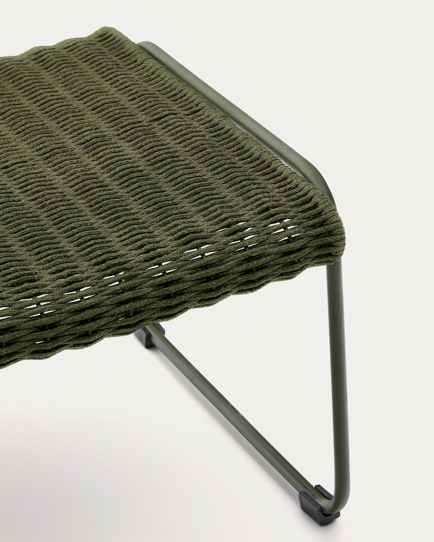 Elegante Fußablage aus grünem Stahl und Seil, ideal für drinnen und draußen, bringt mediterranes Flair in Ihren Raum.