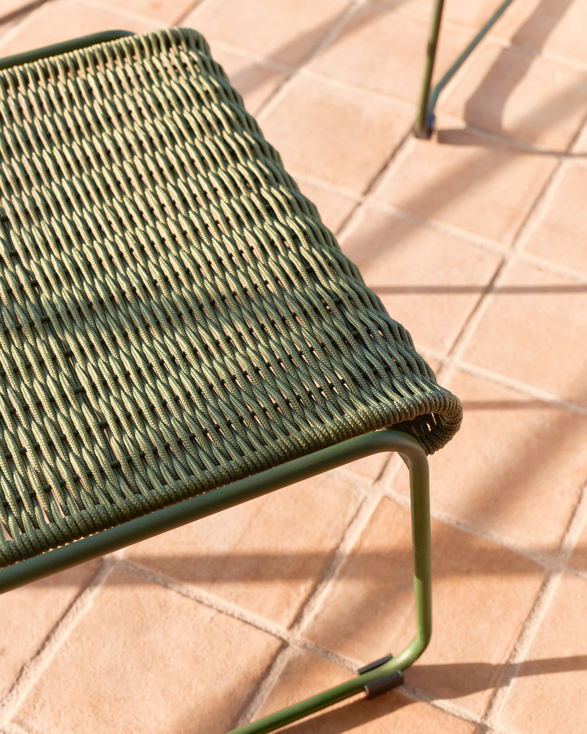 Fussablage Maurina aus grün verzinktem Stahl mit grünem Seil 58 x 52,5 cm in Dunkelgrün, Grün präsentiert im Onlineshop von KAQTU Design AG. Hocker Outdoor ist von Kave Home