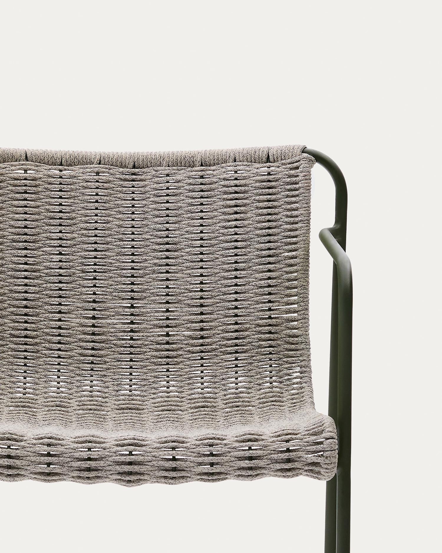 Moderner Hocker aus grünem Stahl mit écrufarbenem und grauem Seil, 64,5 cm hoch, ideal für stilvolle und zeitgemäße Einrichtungen.