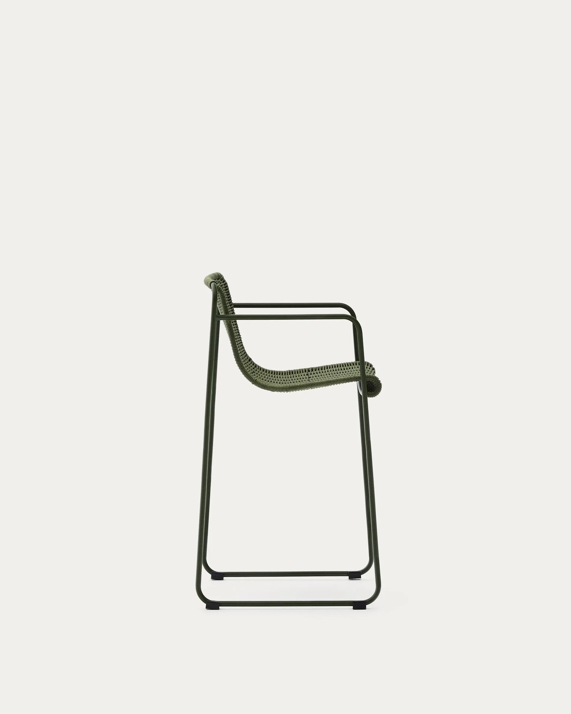 Der Hocker Maurina vereint robusten, grünen Stahl mit elegantem Seil für stilvolle Outdoor-Entspannung.