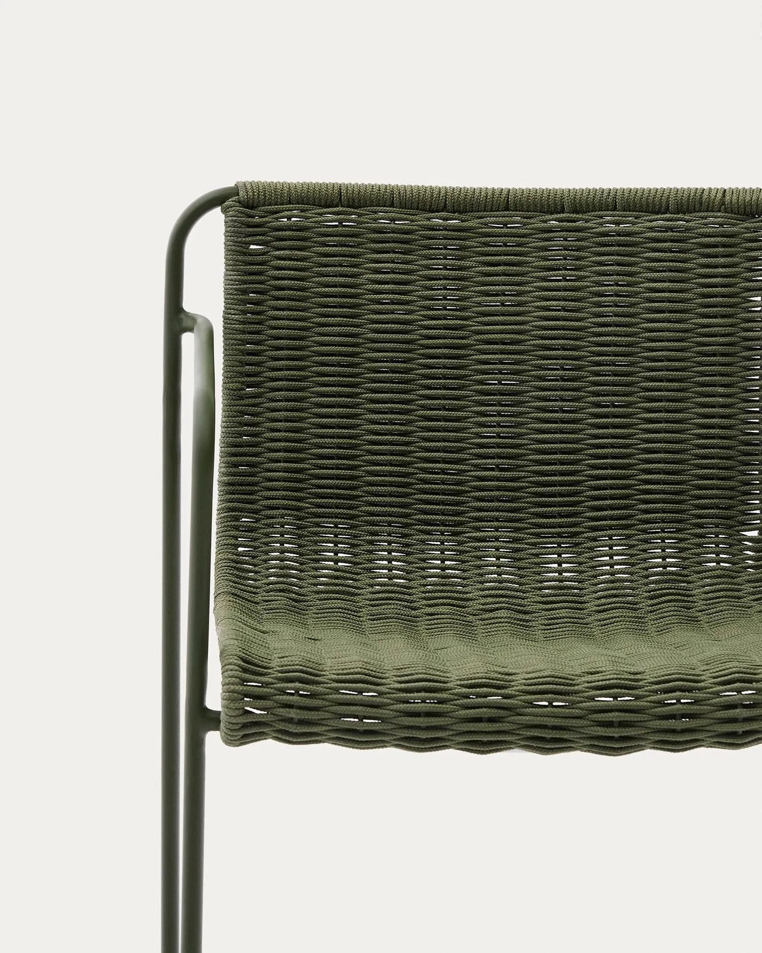 Moderner Hocker aus grünem Stahl mit Seilbespannung, 64,5 cm hoch, ideal für stilvolle und funktionale Einrichtung.