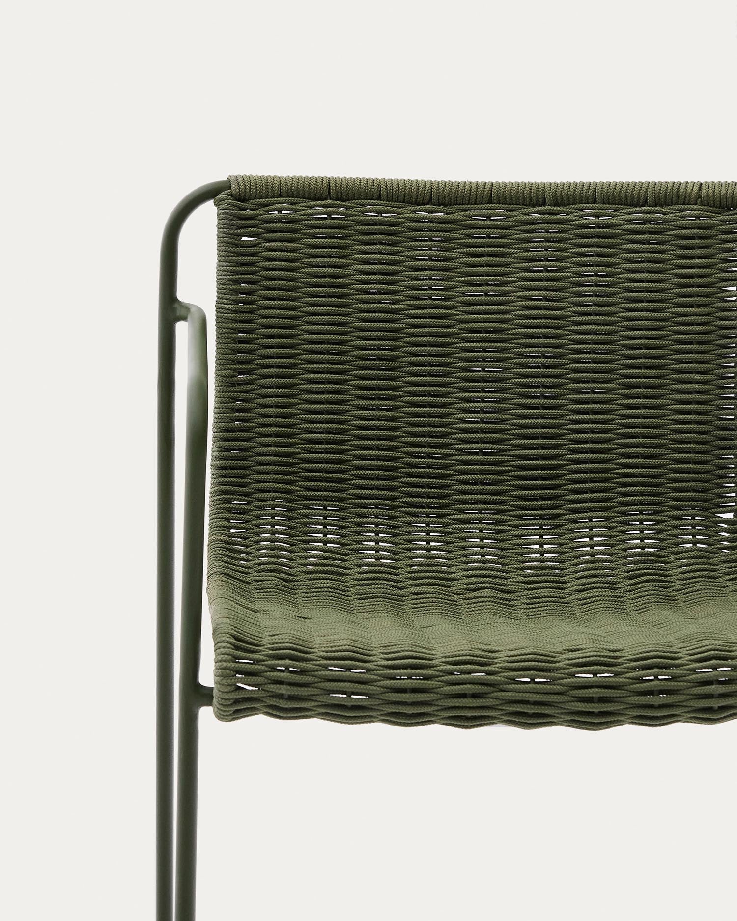 Moderner Hocker aus grünem Stahl mit Seilbespannung, 64,5 cm hoch, ideal für stilvolle und funktionale Einrichtung.