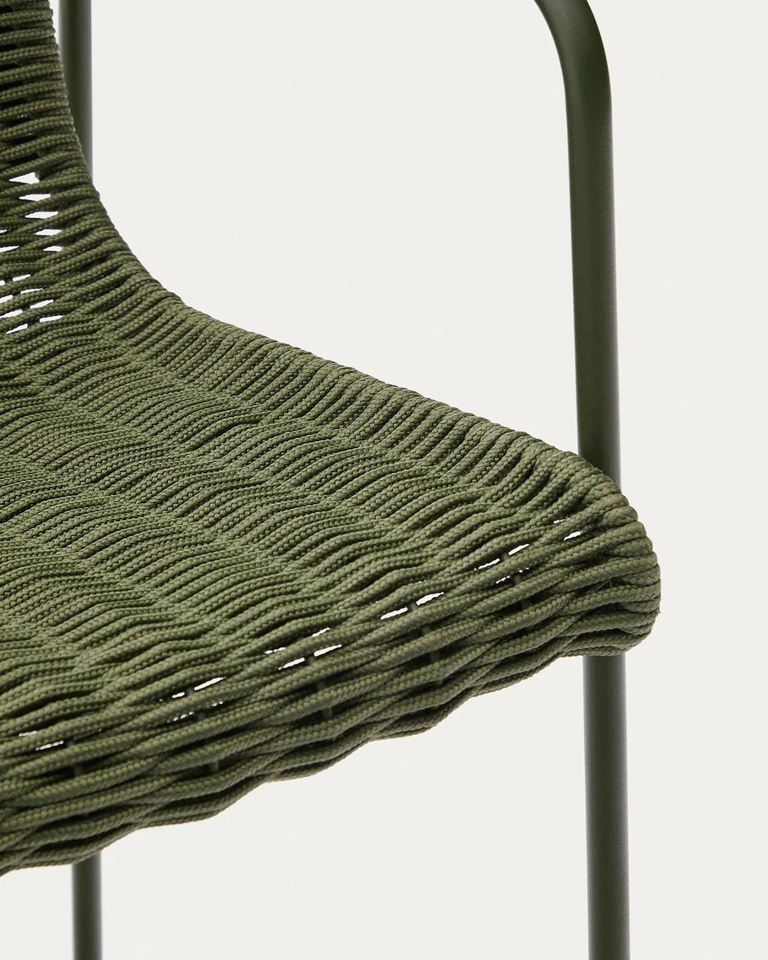 Hocker aus grünem Stahl mit Seilbespannung, 64,5 cm hoch, modern und stilvoll, perfekt für vielseitige Einrichtung.