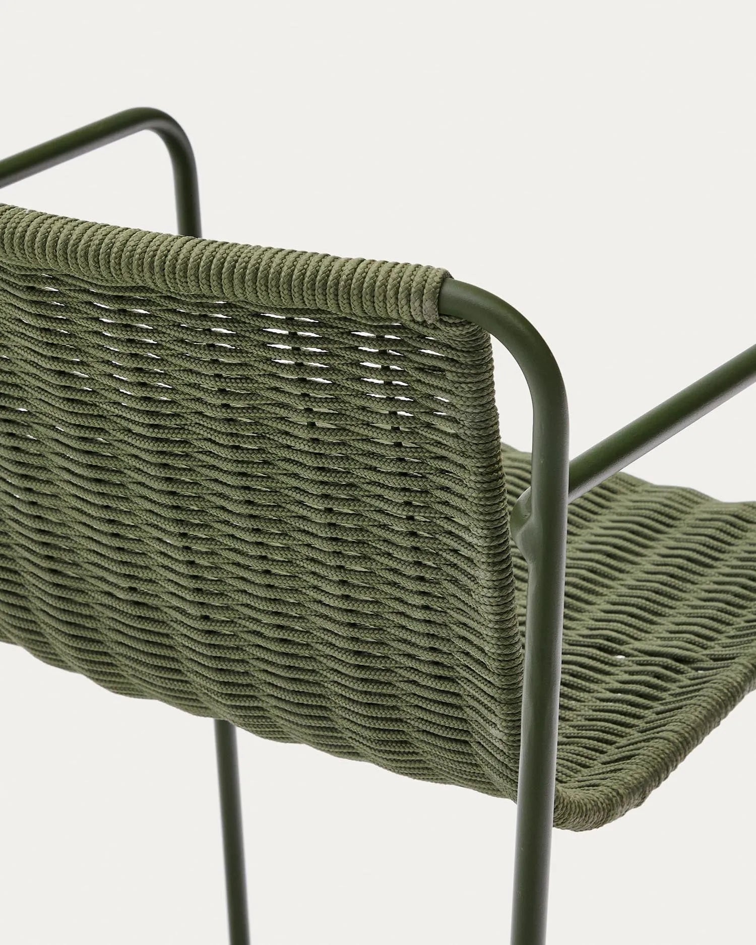 Moderner Hocker aus grünem Stahl mit Seilbespannung, 64,5 cm hoch, ideal für stilvolle und vielseitige Wohnräume.