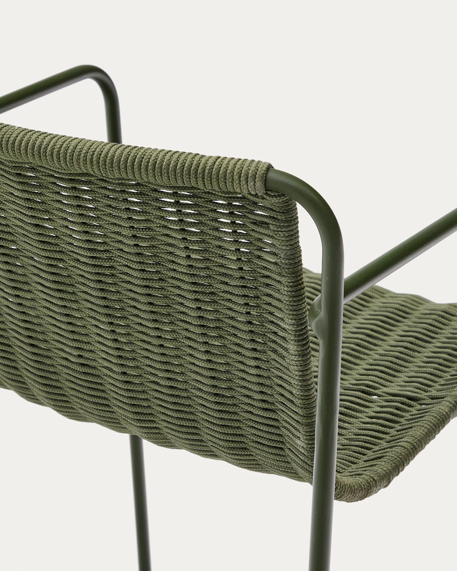 Moderner Hocker aus grünem Stahl mit Seilbespannung, 64,5 cm hoch, ideal für stilvolle und vielseitige Wohnräume.