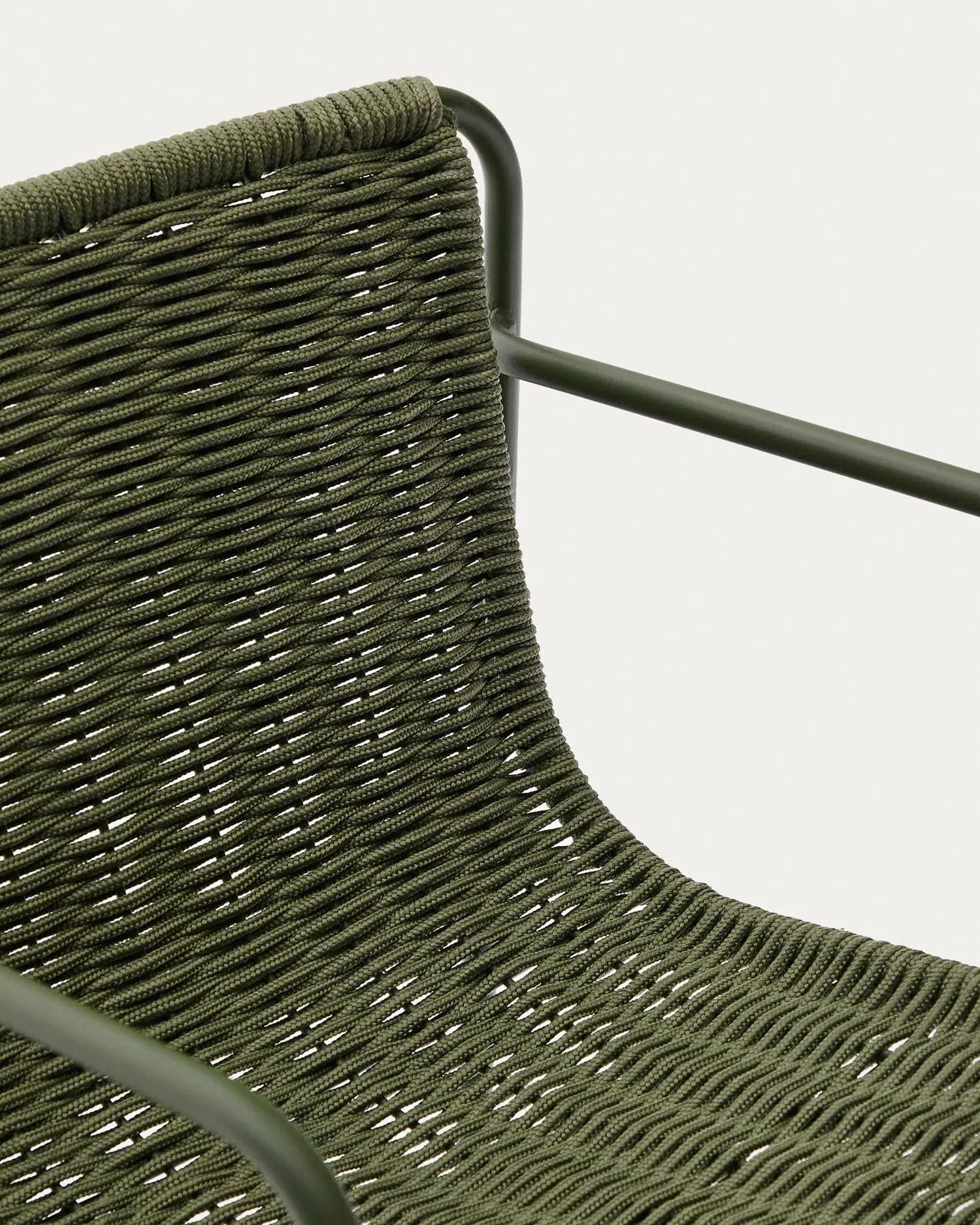 Stilvoller Hocker aus grünem Stahl mit Seilbespannung, 64,5 cm hoch, perfekt für moderne und vielseitige Wohnbereiche.