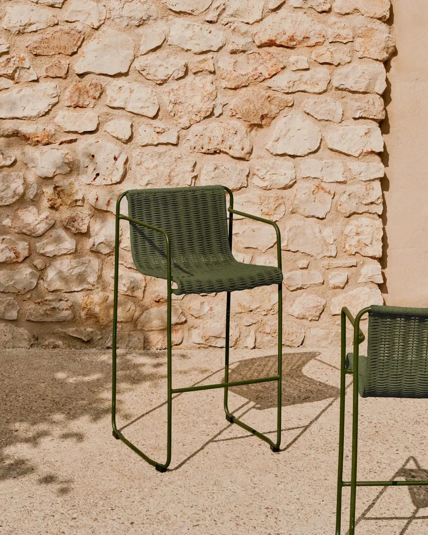 Moderner Hocker aus grünem Stahl und Seil, 64,5 cm hoch, ideal für stilvolle und funktionale Einrichtung.